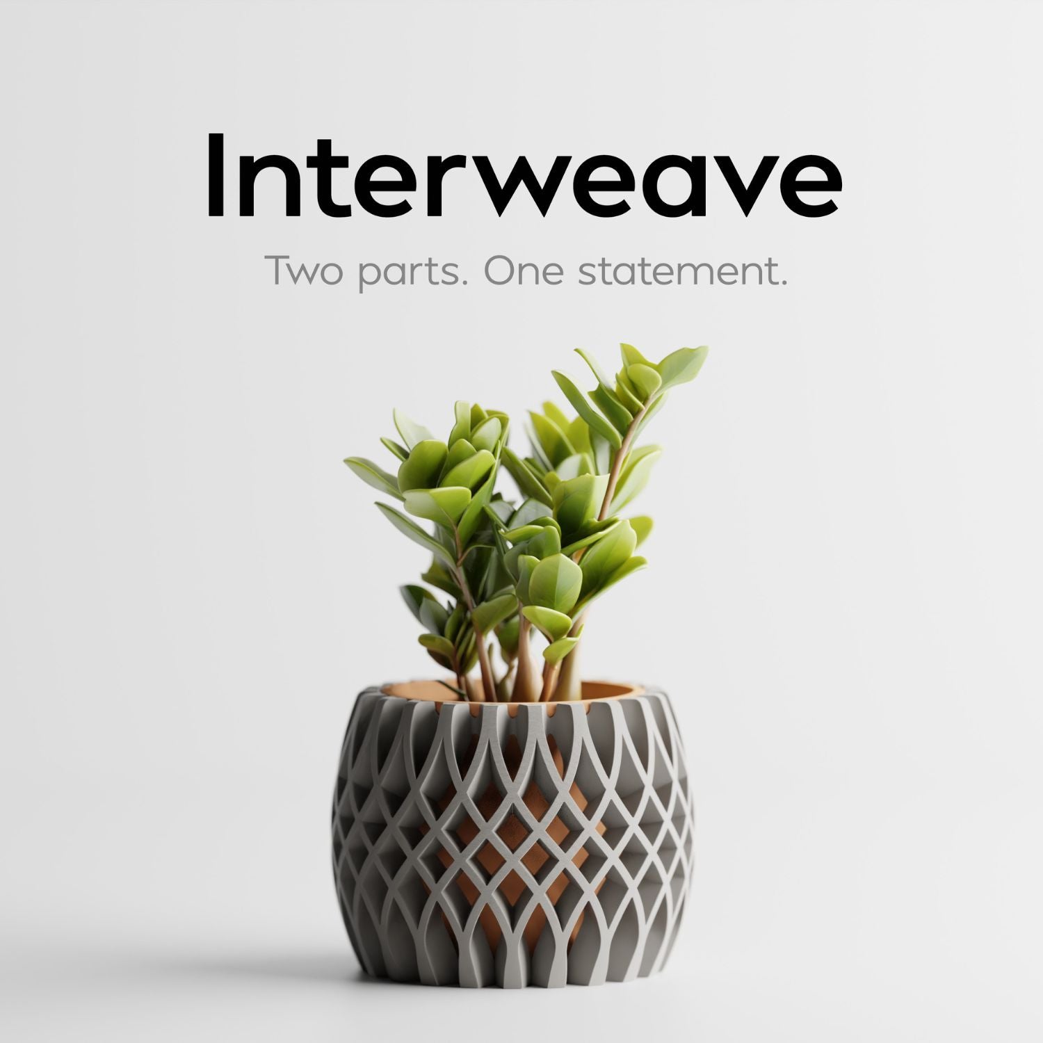 Cache-pot design Interweave gris anthracite avec plante verte sur fond blanc minimaliste.