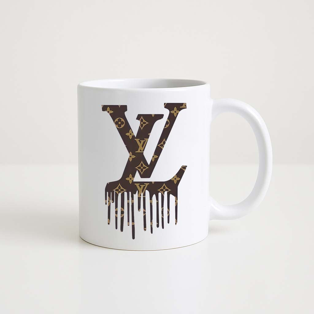 Mug blanc 330 ml avec grand logo effet monogramme Louis Vuitton et motif coulant, style luxe.