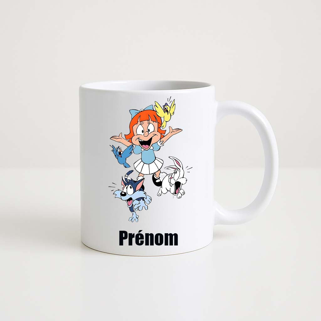 Mug blanc 330ml avec petite fille rousse, oiseau jaune, lapin blanc et chien bleu en action, espace pour un prénom personnalisable.