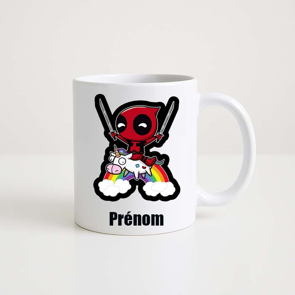 Mug blanc 330ml avec Deadpool sur une licorne arc-en-ciel, arme à la main, espace pour un prénom personnalisable.