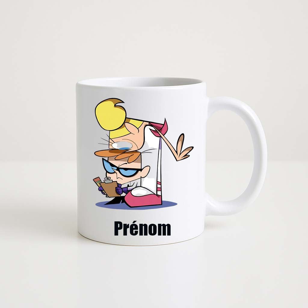 Mug blanc 330ml avec Dexter, petit scientifique en labo, espace pour un prénom personnalisable.