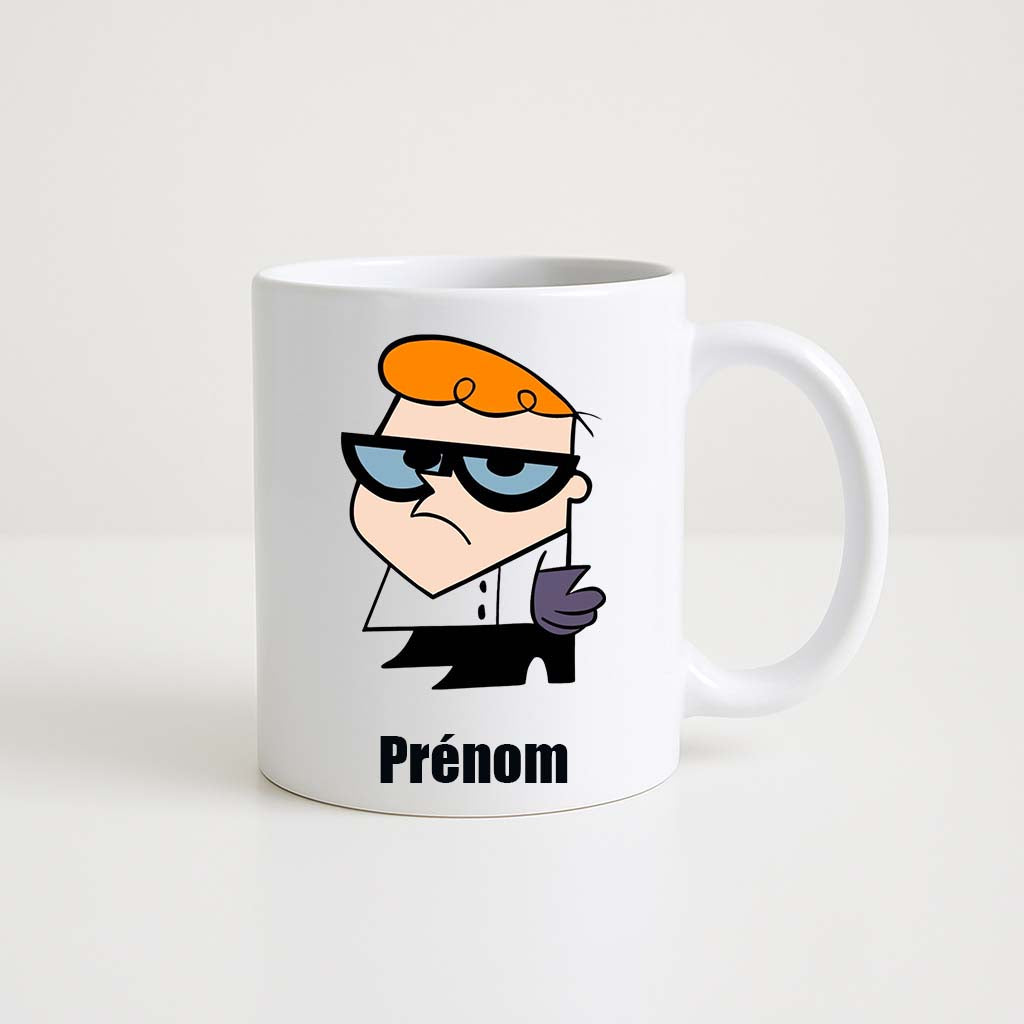 Mug blanc 330ml avec Dexter, petit scientifique en labo, espace pour un prénom personnalisable.
