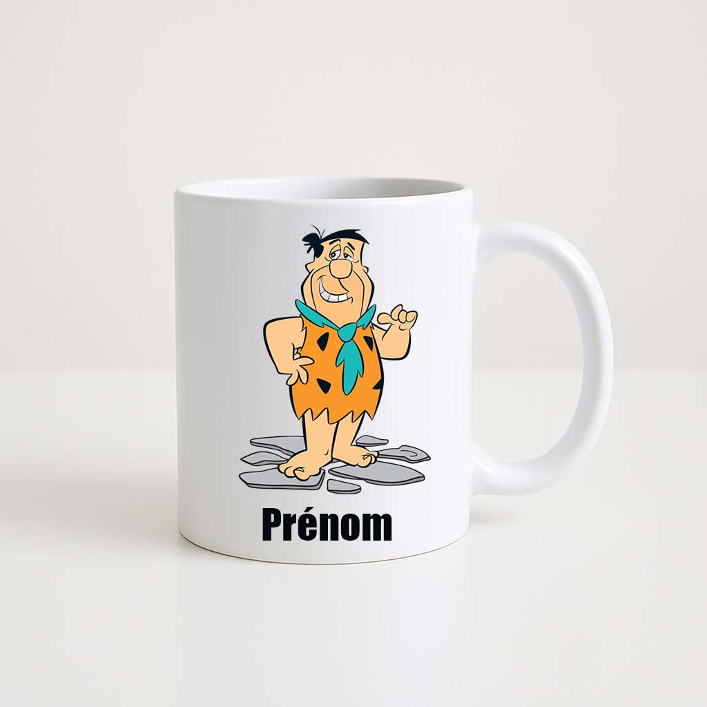 Mug blanc 330ml avec Fred Pierrafeu, homme des cavernes avec club, espace pour un prénom personnalisable.
