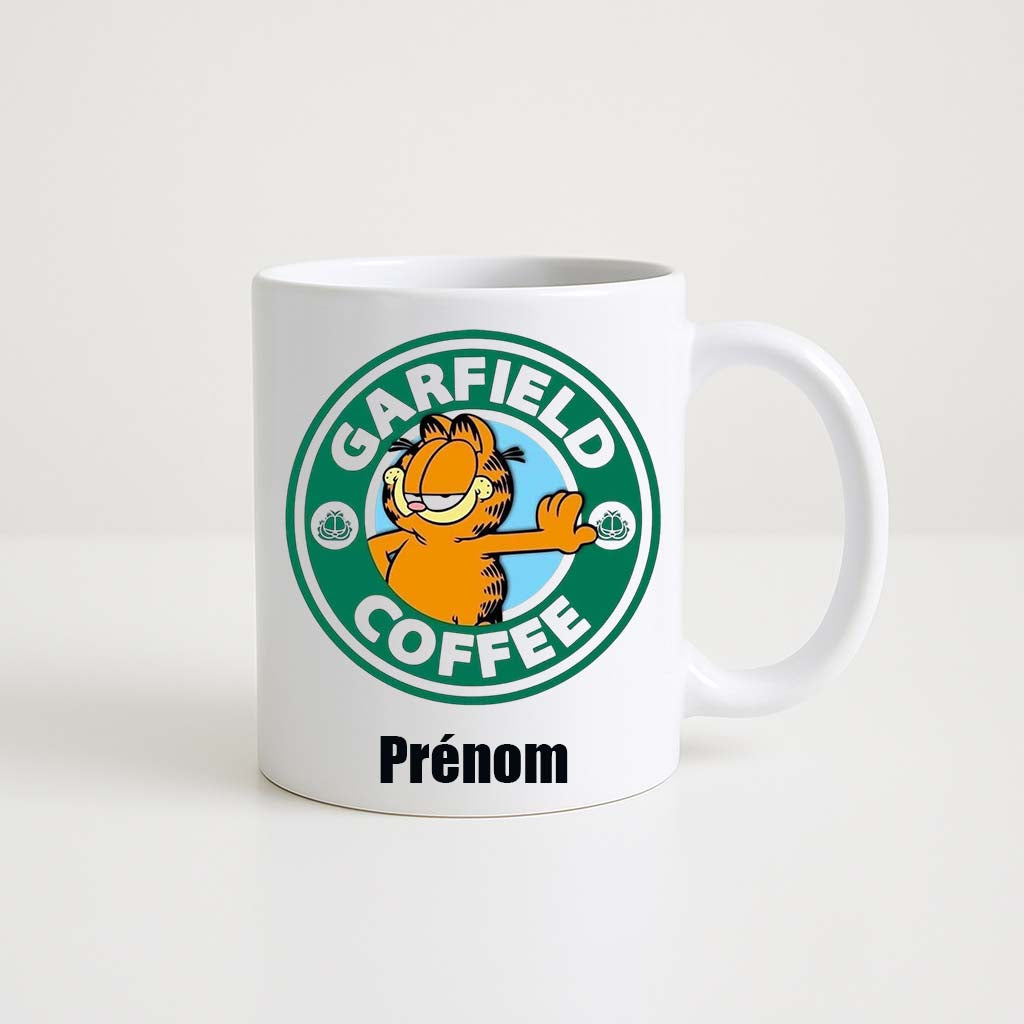 Mug blanc 330ml avec Garfield buvant un café, sourire satisfait, espace pour un prénom personnalisable.