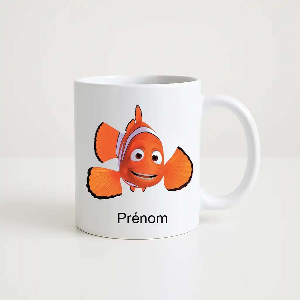 Mug blanc personnalisé avec le personnage Némo de Disney Pixar et un prénom inscrit en dessous.