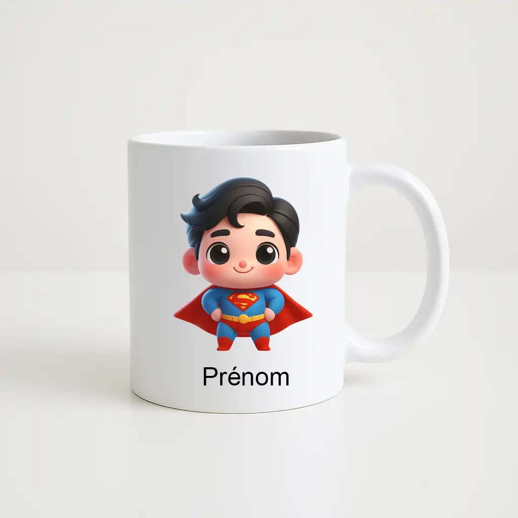 Mug blanc avec illustration chibi de Superman souriant, personnalisable avec prénom.