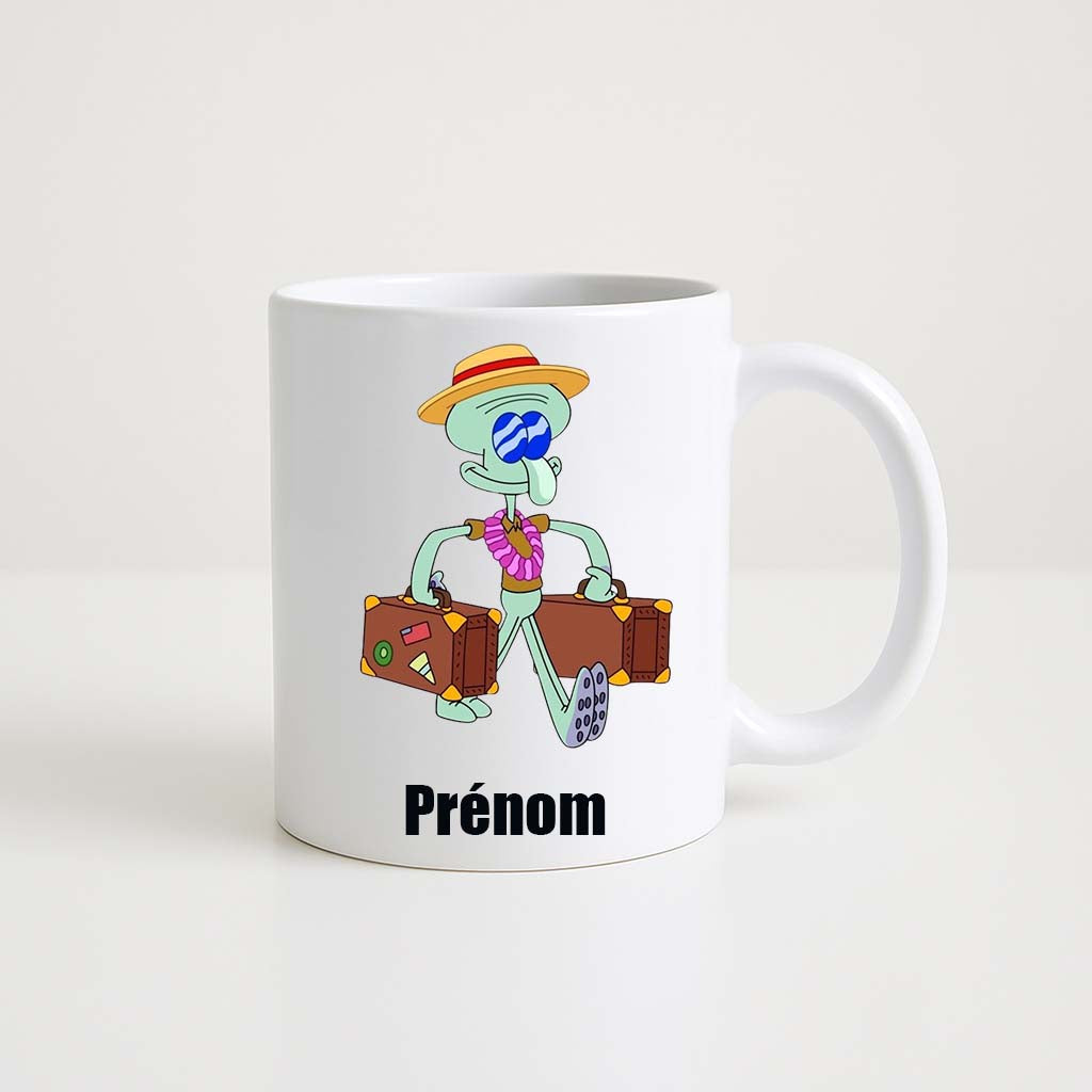 Mug blanc 330ml avec Carlo Tentacule en vacancier, chapeau de paille, lunettes, valises et espace pour un prénom personnalisable.