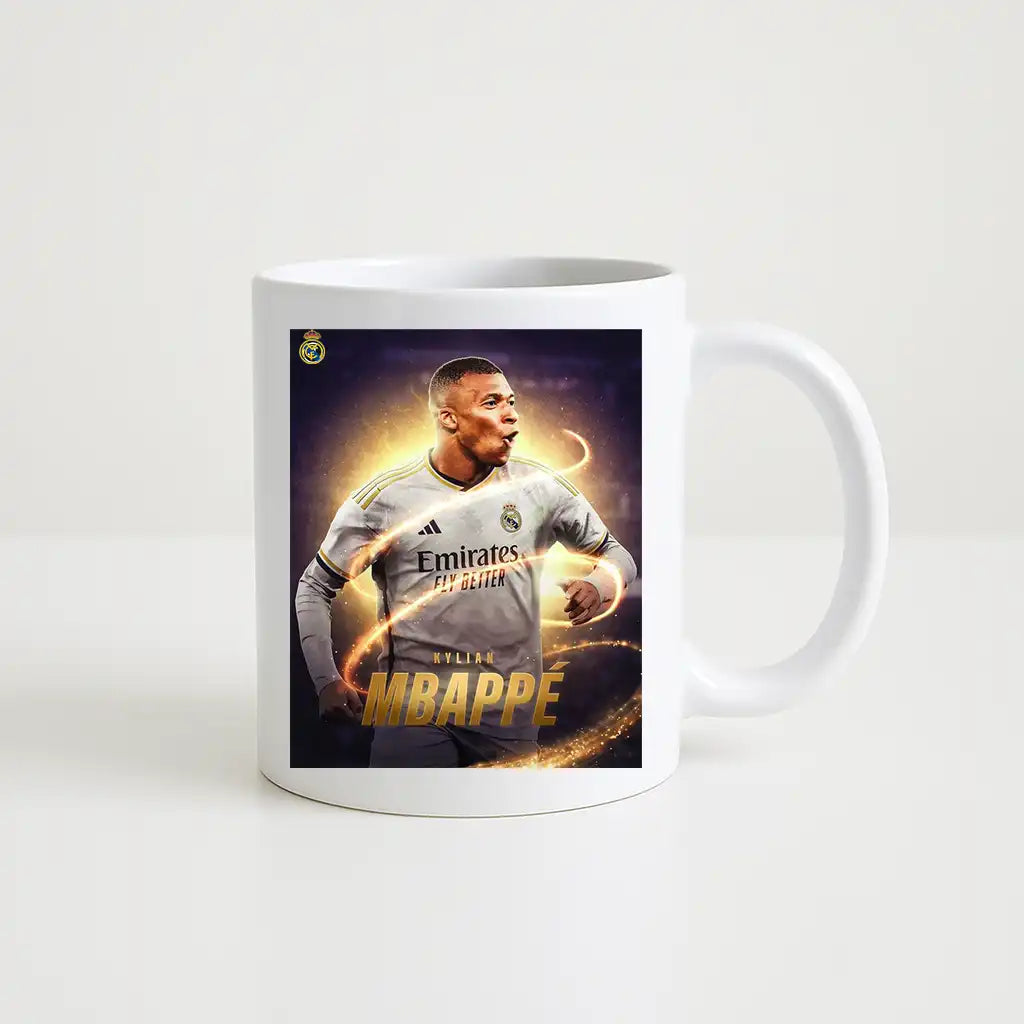 Mug blanc en céramique avec visuel de Kylian Mbappé en maillot du Real Madrid, design lumineux et fond violet doré