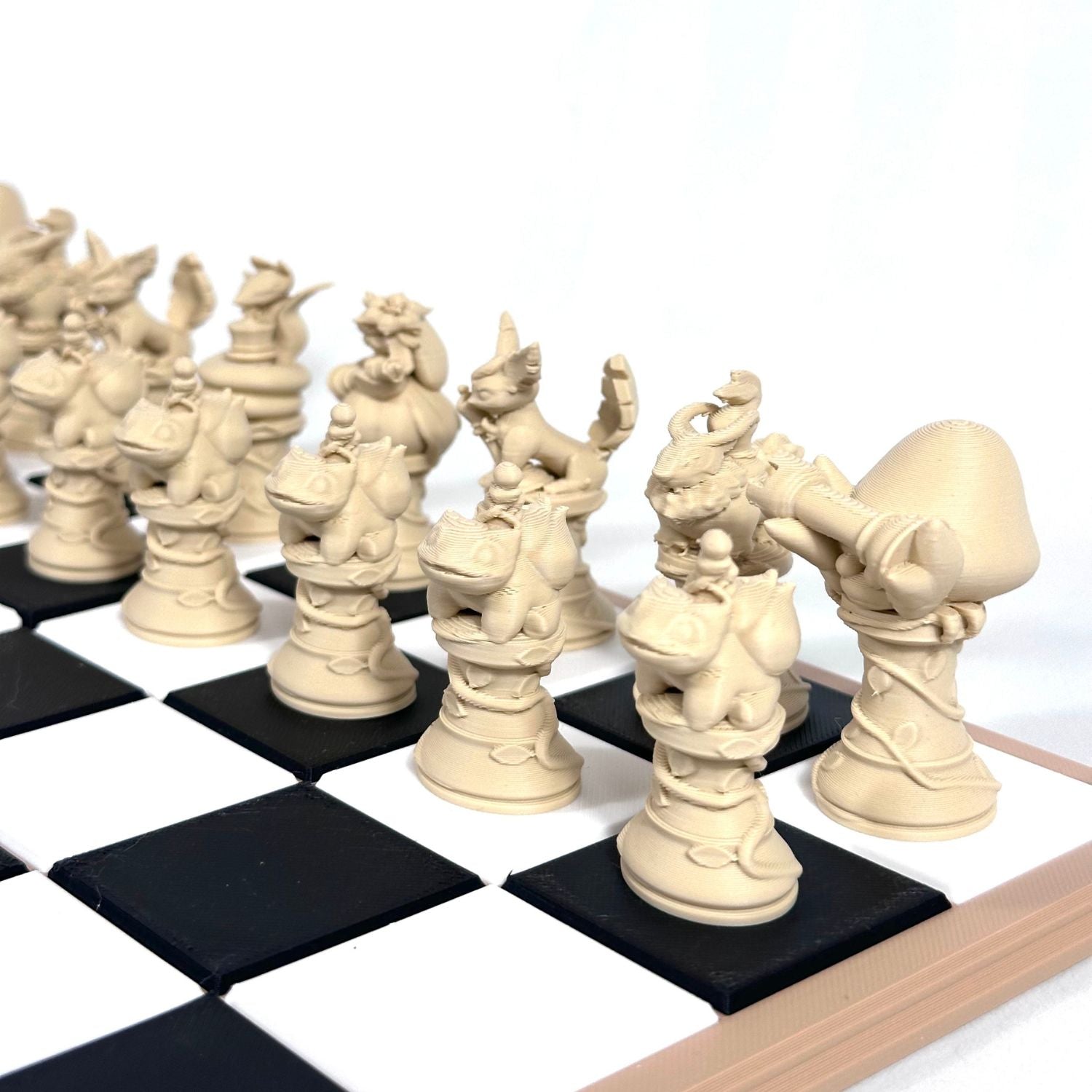 Ensemble complet de pièces d’échecs Pokémon couleur beige sur échiquier noir et blanc moderne.