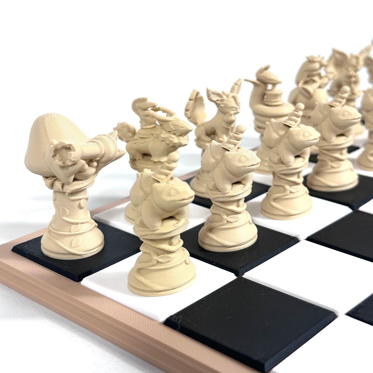 Jeu d’échecs Pokémon couleur beige sur un plateau noir et blanc – pièces 3D artisanales HomeDesign74.