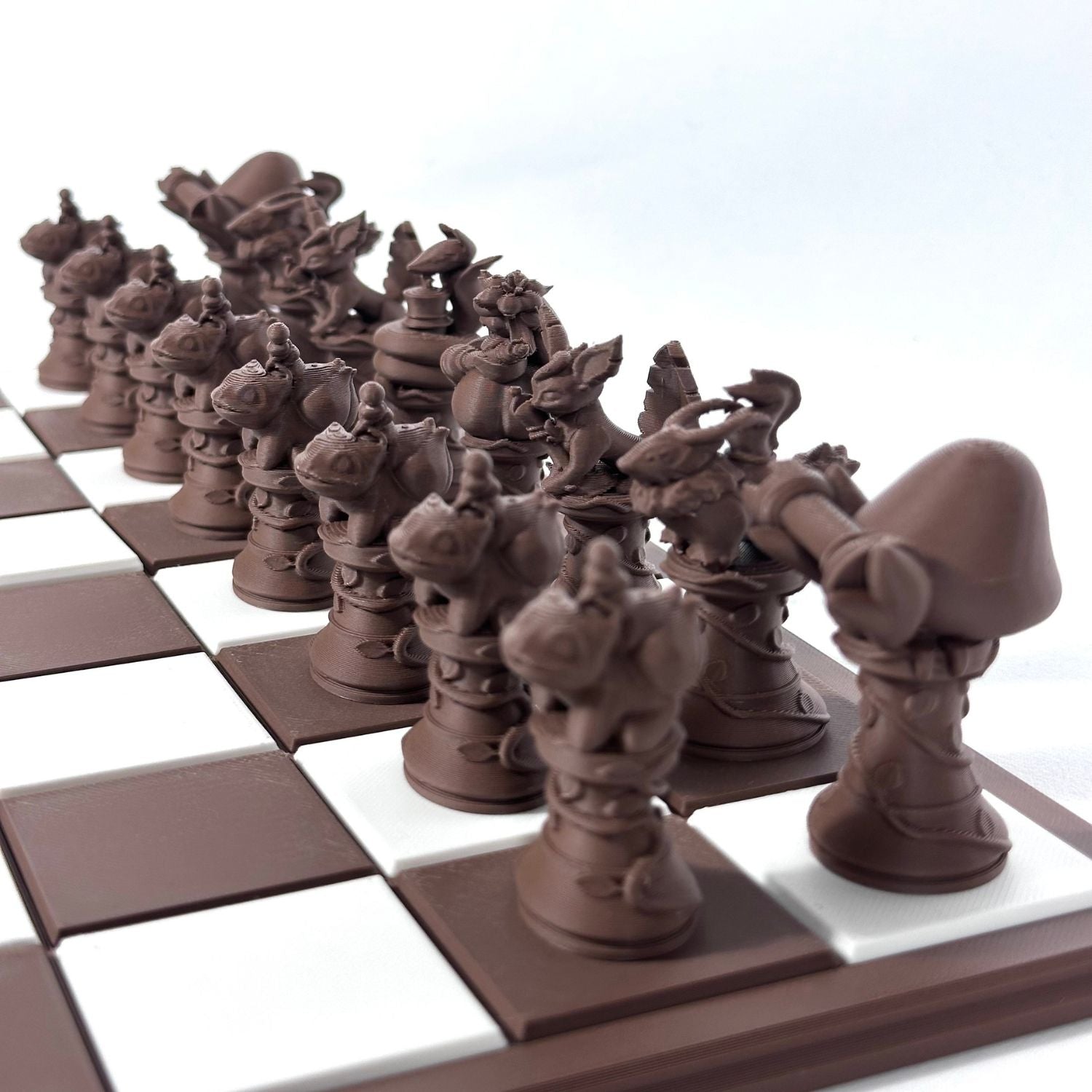 Pièces d’échecs design Pokémon marron chocolat pour échiquier personnalisé et décoration gaming