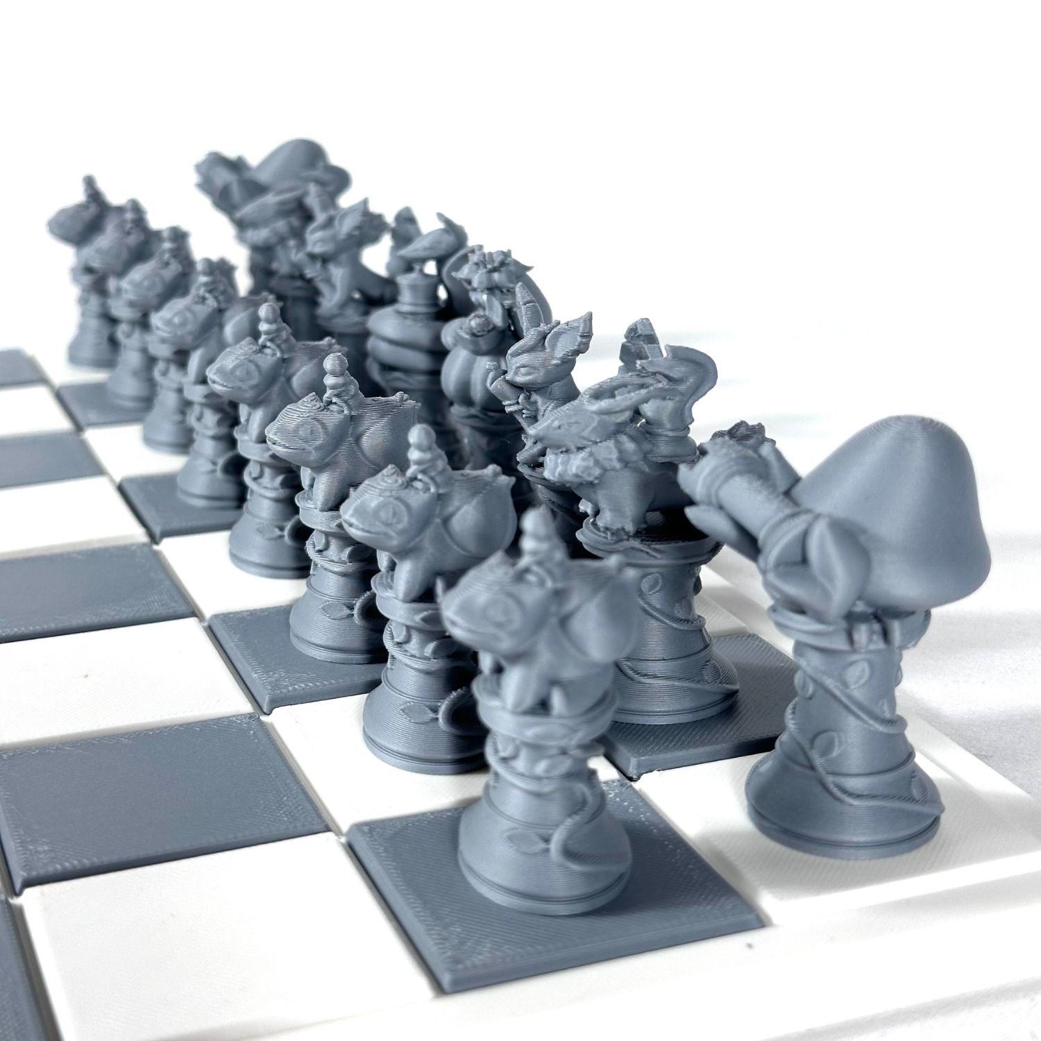 Jeu d’échecs Pokémon gris moderne, pièces détaillées idéales pour collectionneurs et joueurs passionnés