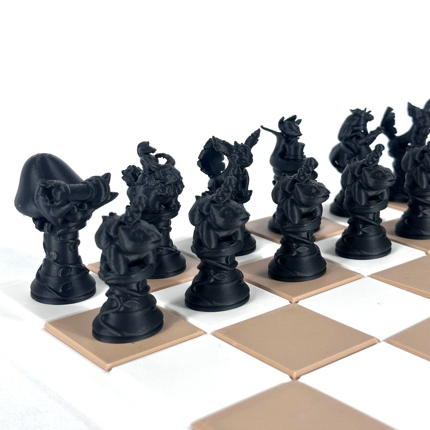 Pièces d’échecs Pokémon couleur noir sur échiquier beige et blanc – édition artisanale impression 3D haute précision