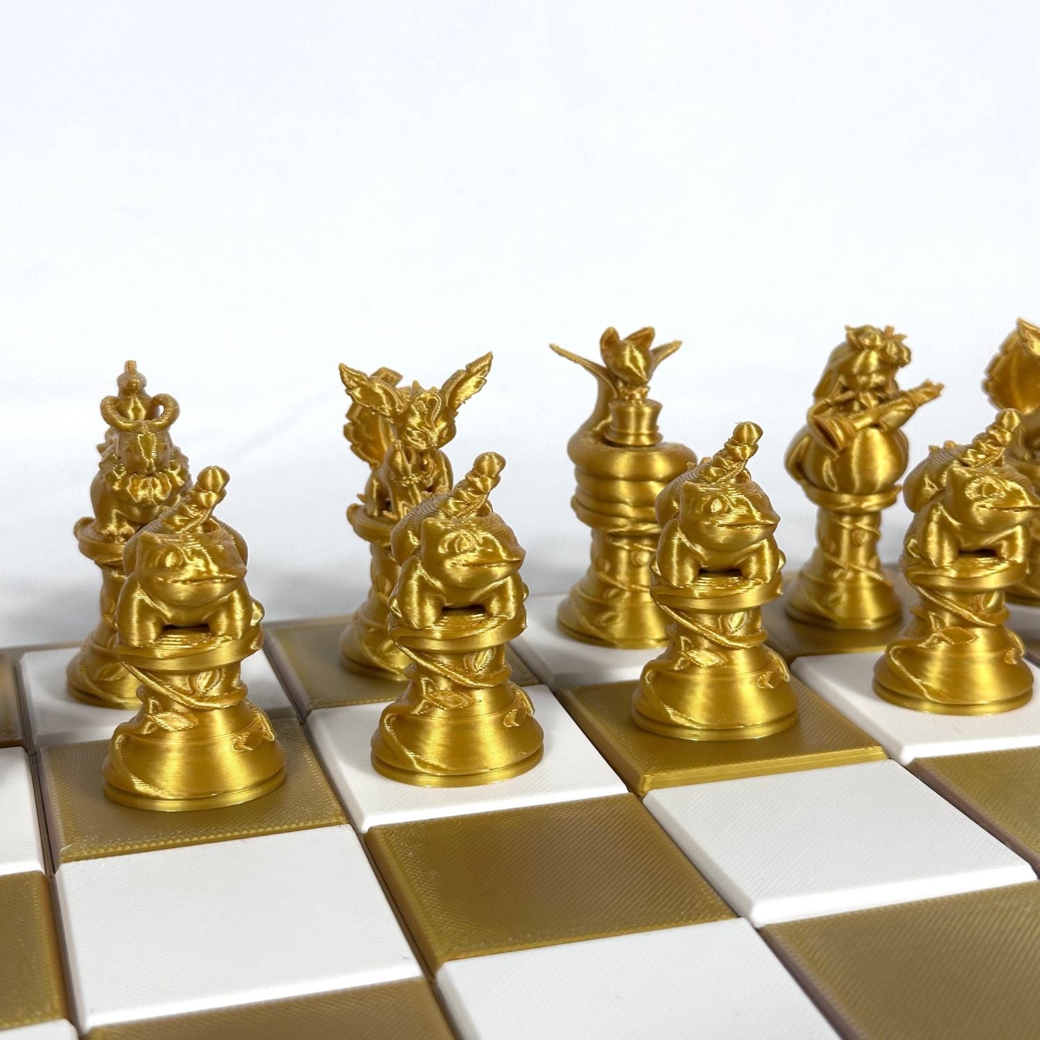 Figurines Pokémon en version échiquier métallique effet Or – idée cadeau geek et fan de Pokémon