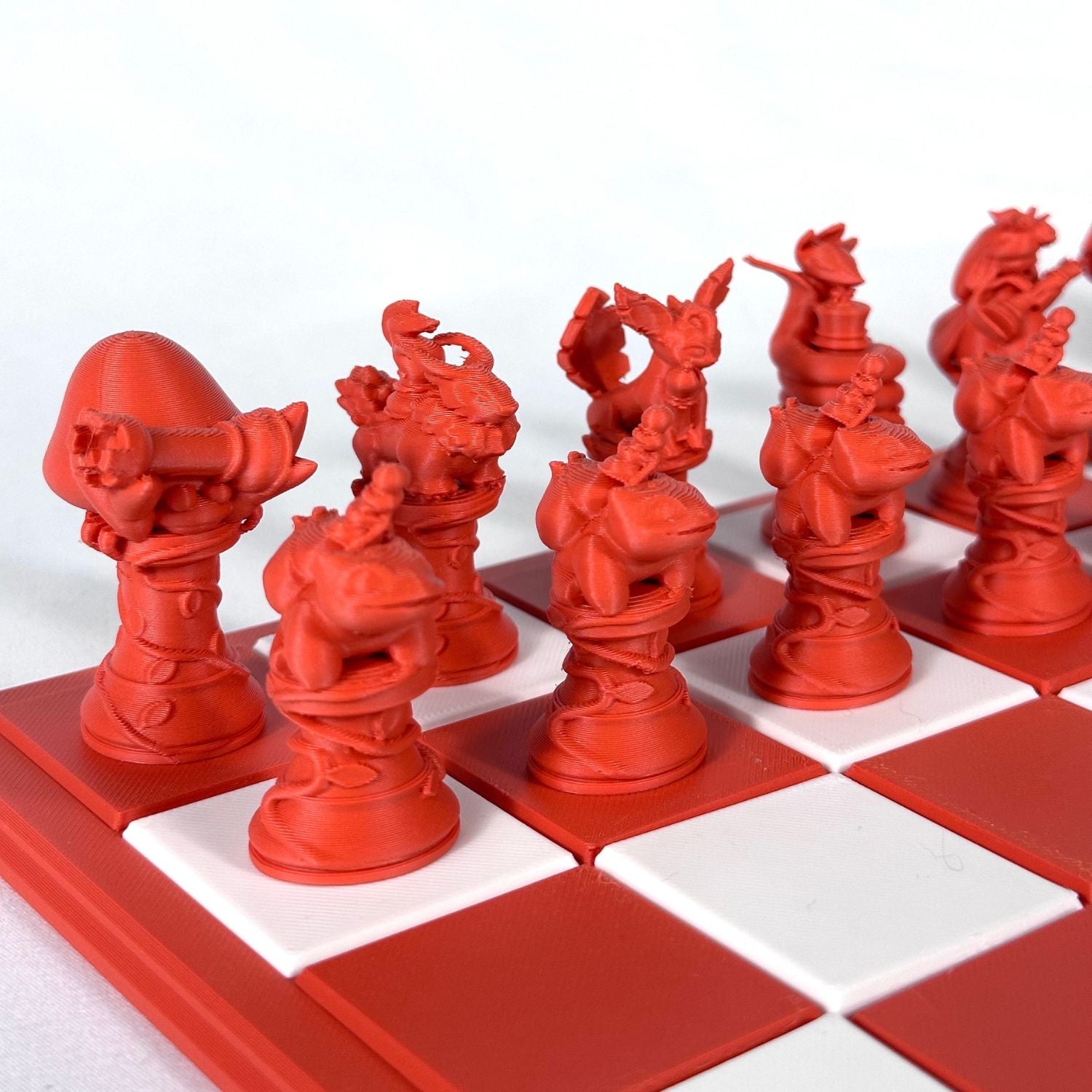 Pièces d’échecs Pokémon orange sur plateau blanc et rouge – ensemble imprimé en 3D unique et coloré