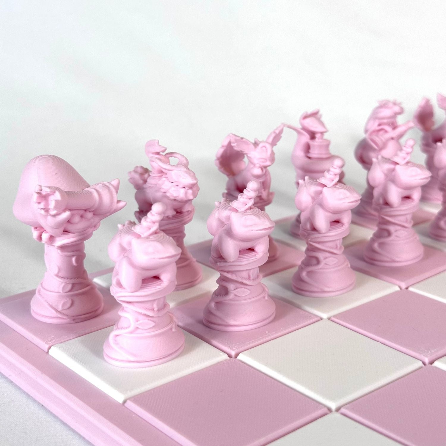 Jeu d’échecs Pokémon rose pastel sur un plateau rose et blanc – pièces 3D artisanales HomeDesign74.