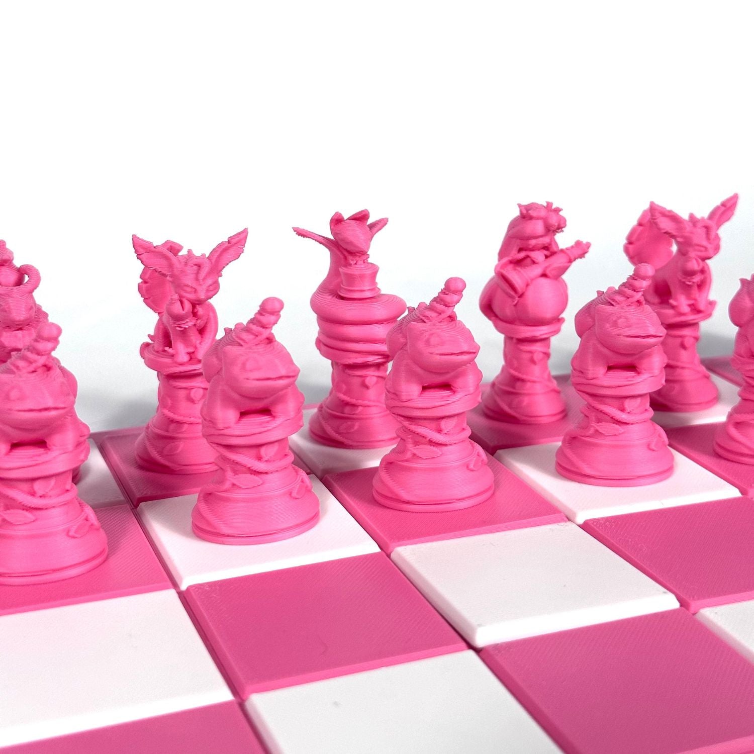 Pièces d’échecs Pokémon couleur rose mat sur plateau compatible – figurines détaillées en PLA