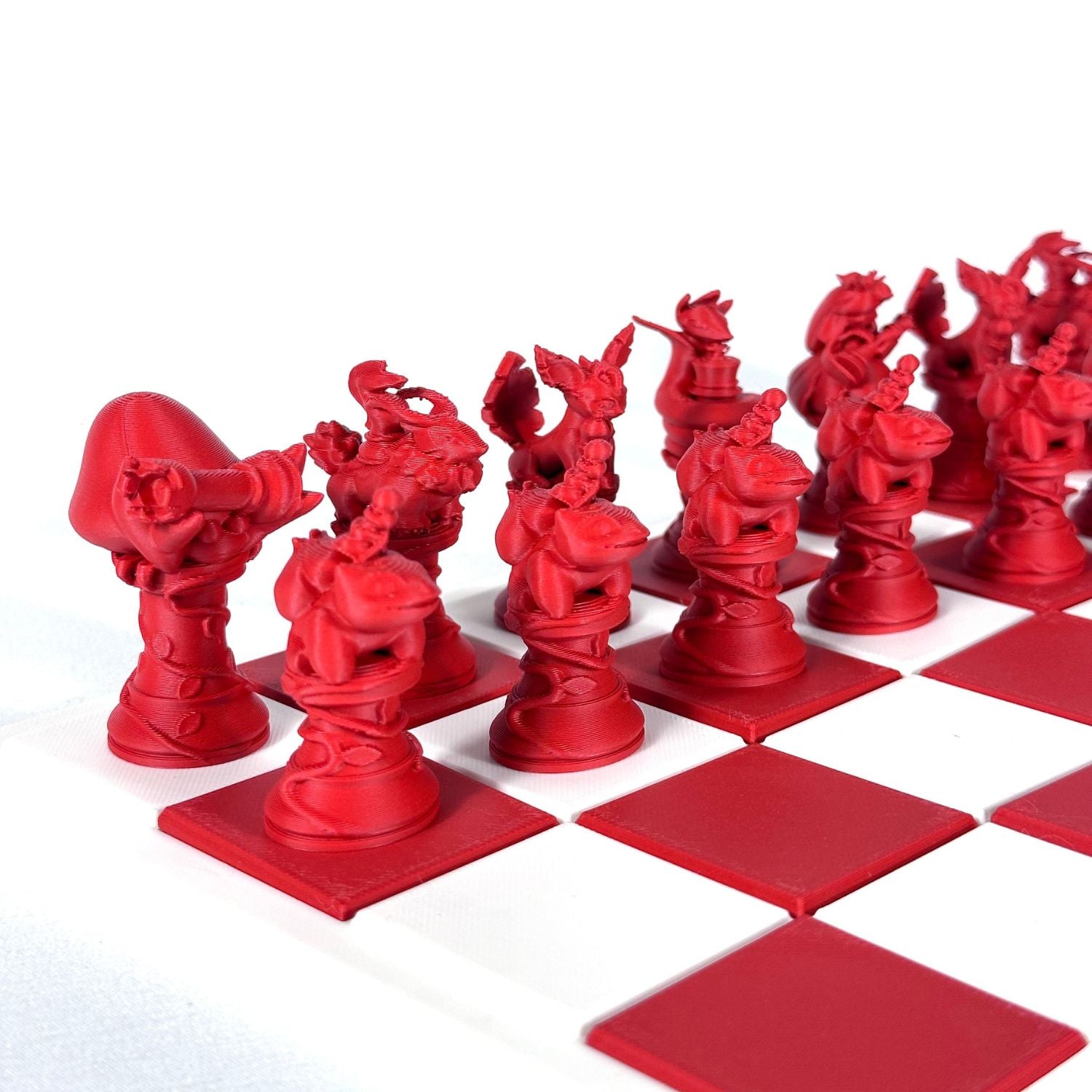 Pièces d’échecs Pokémon rouges en impression 3D sur plateau blanc et rouge – collection geek HomeDesign74
