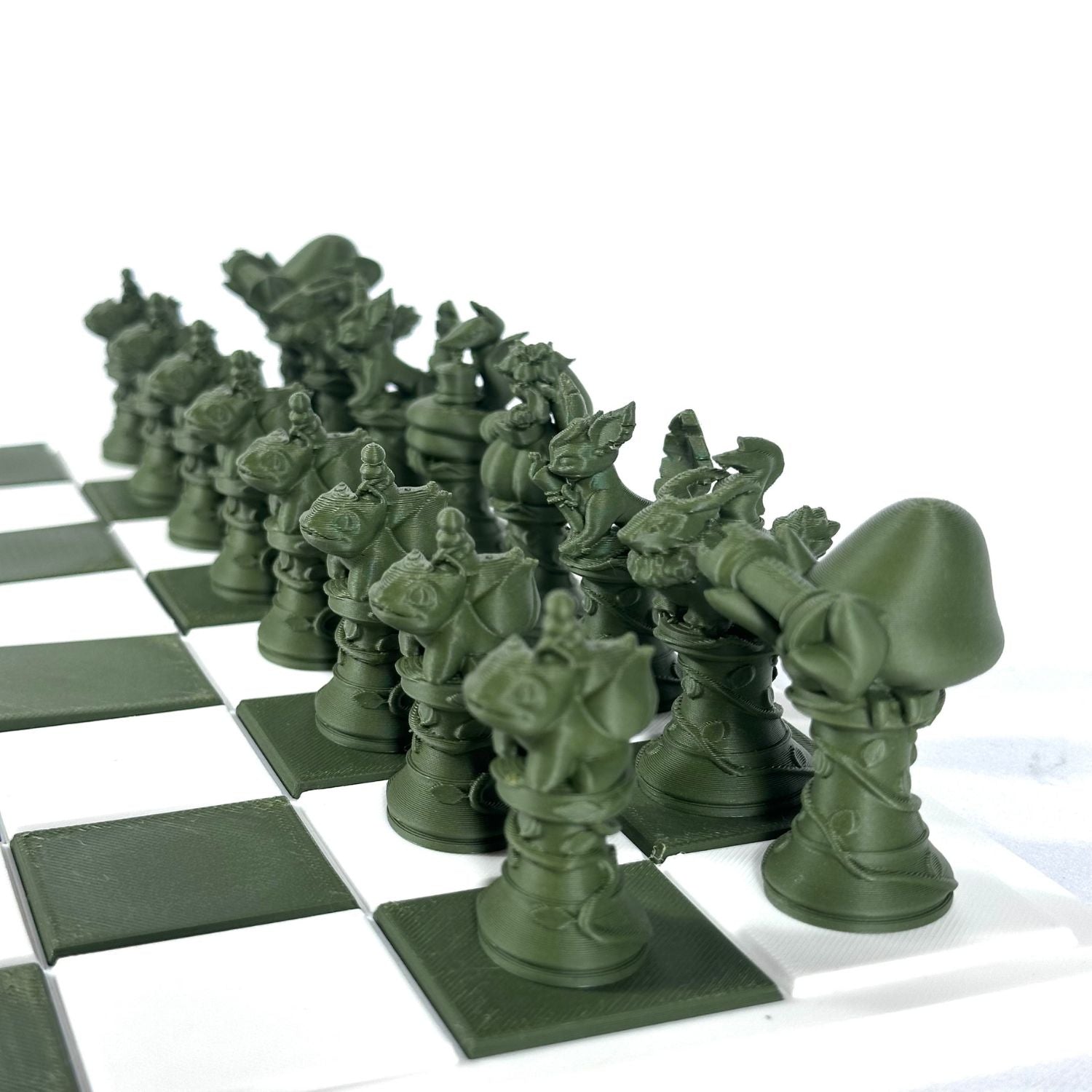 Set complet de pièces Pokémon Vert Forêt sur plateau d’échecs, édition collector