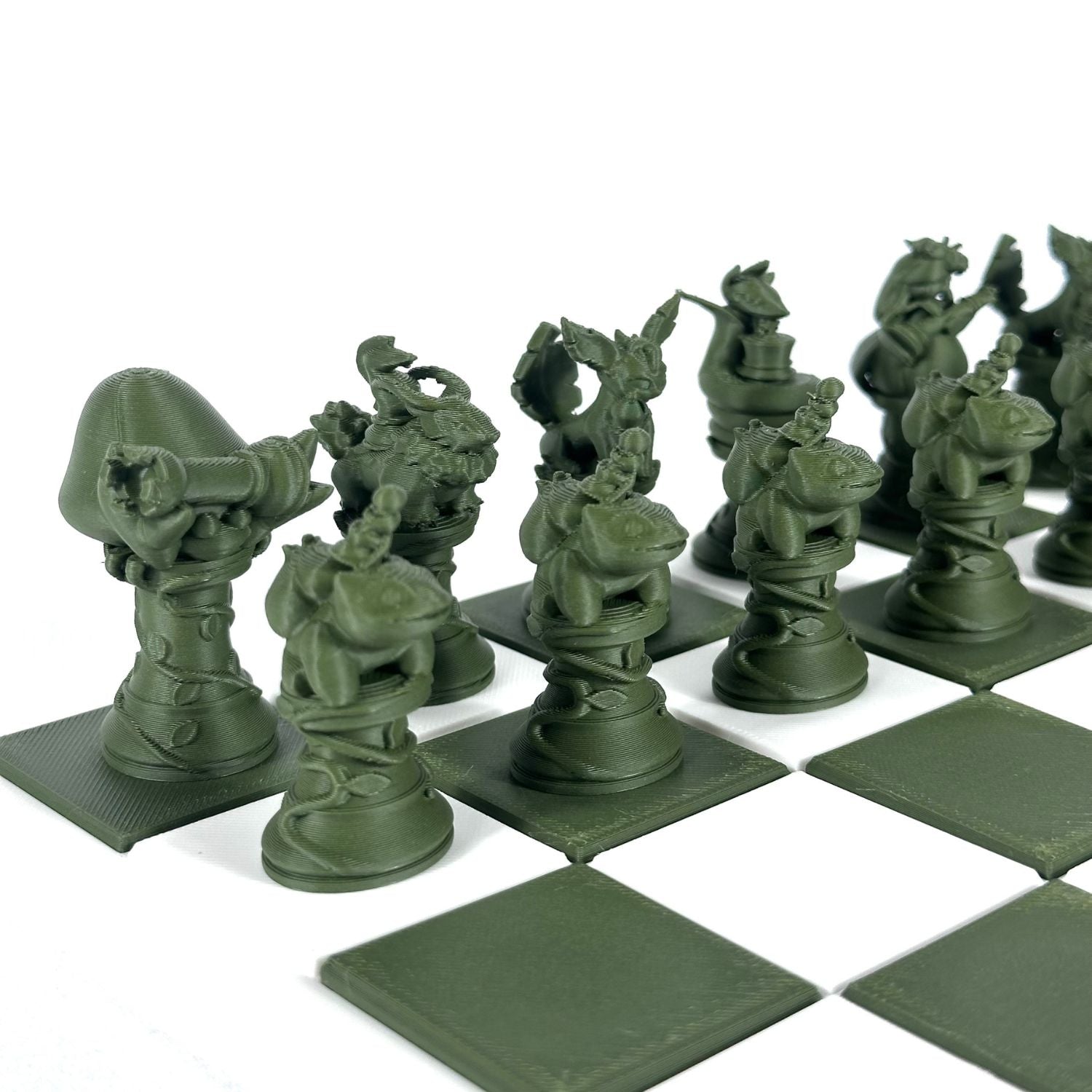 Pièces d’échecs imprimées en 3D Pokémon Vert Forêt disposées sur un échiquier blanc et vert