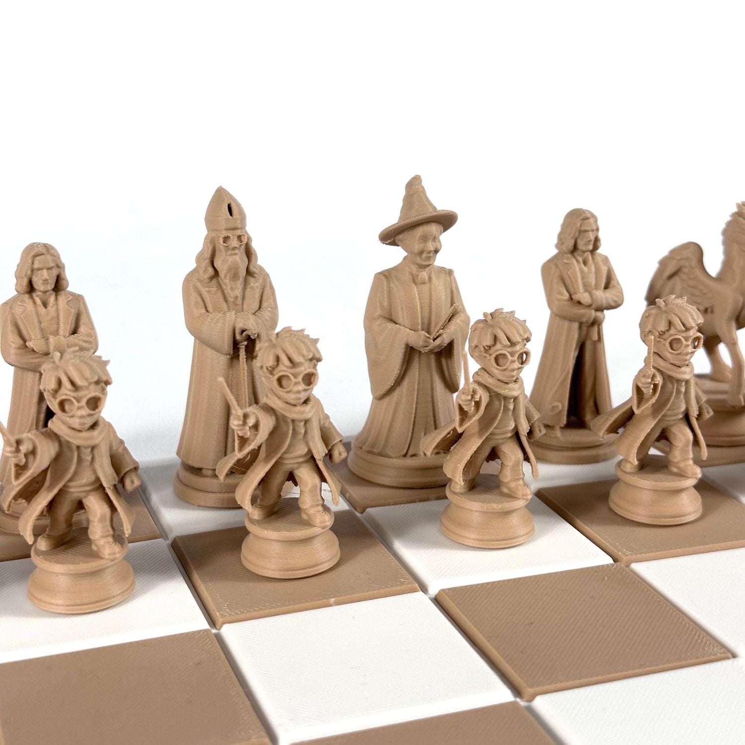 Ensemble de figurines d’échecs style fantasy, set décoratif artisanal