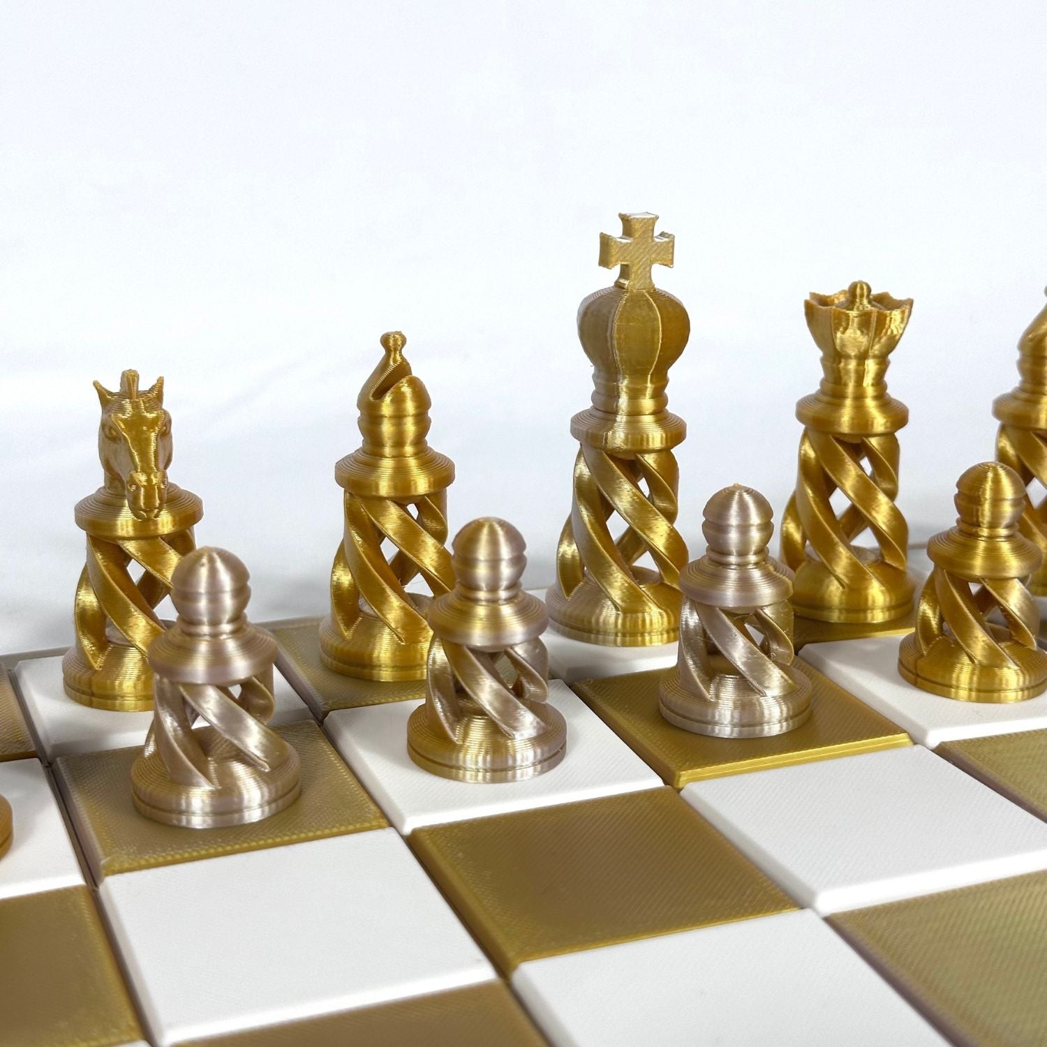 Zoom sur jeu d’échecs contemporain Or et Argent, parfait comme cadeau unique pour passionnés et famille.