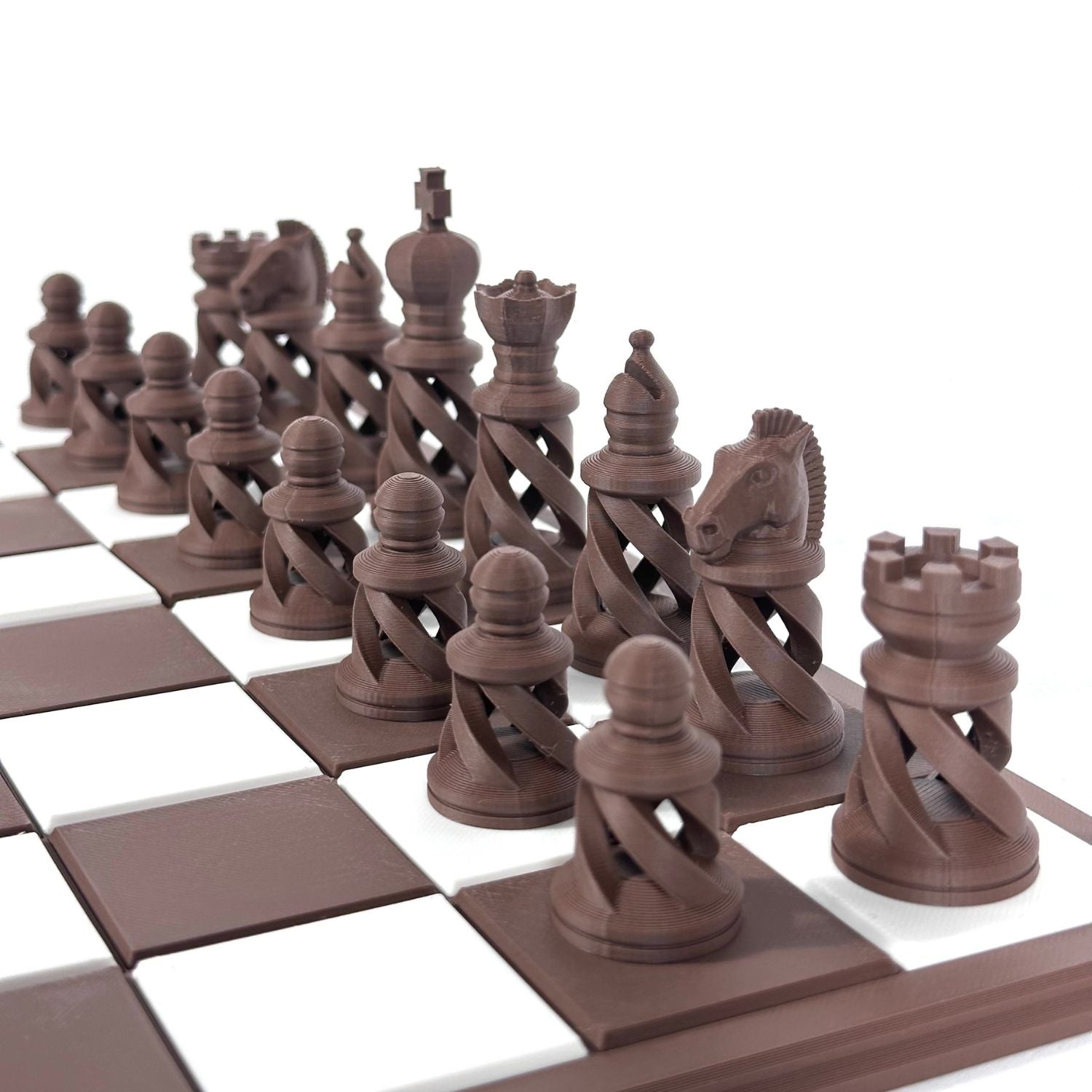 Pièces d’échecs ajourées marron imprimées en 3D, vues en gros plan sur échiquier.