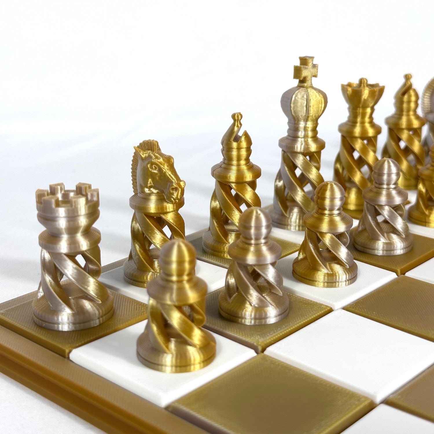 Pièces d’échecs design Or et Argent impression 3D, idée cadeau originale pour tout public sur échiquier moderne.