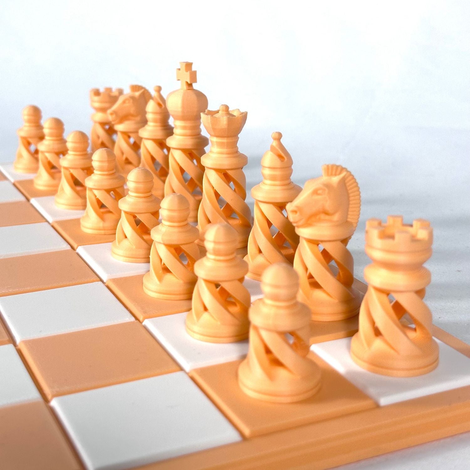 Ensemble complet de pièces d’échecs modernes pêche pastel sur échiquier blanc et pêche