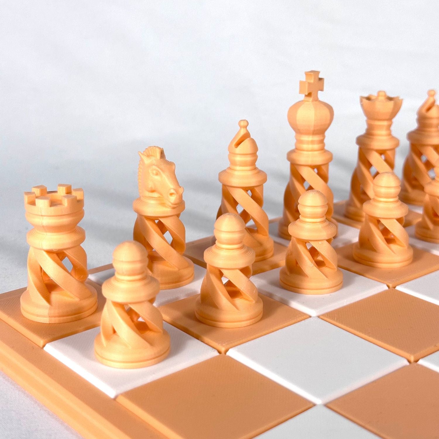 Pièces d’échecs modernes couleur pêche pastel imprimées en 3D – design ajouré en spirale