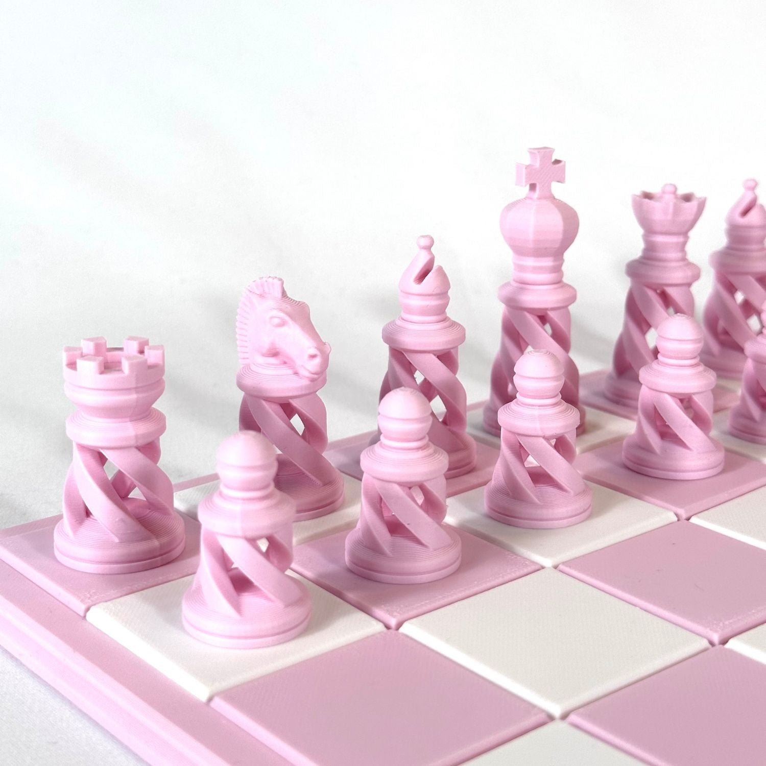 Pièces d’échecs modernes couleur rose pastel imprimées en 3D – design ajouré élégant