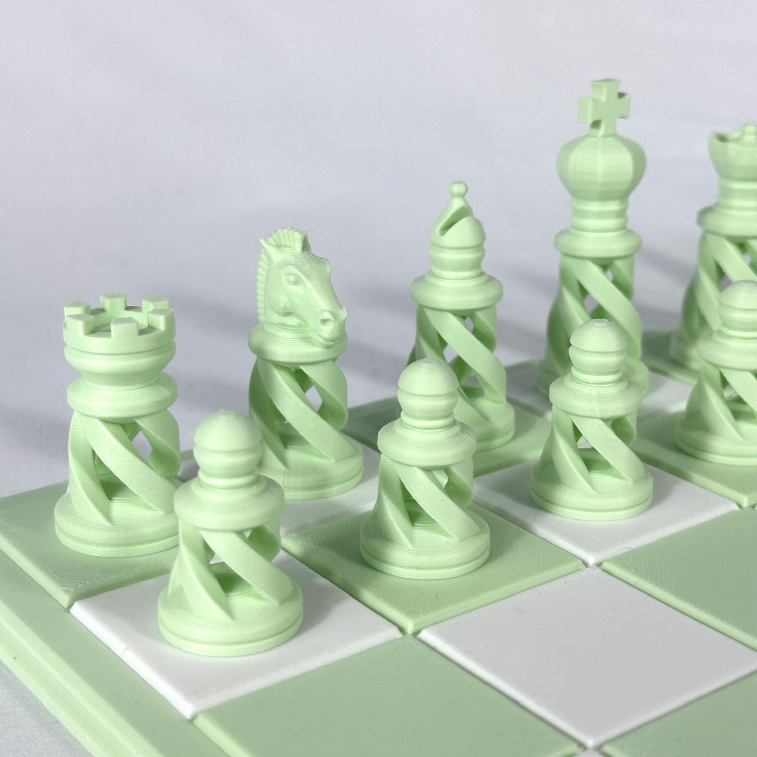Pièces d’échecs modernes couleur vert pastel imprimées en 3D – design ajouré en spirale, HomeDesign74.