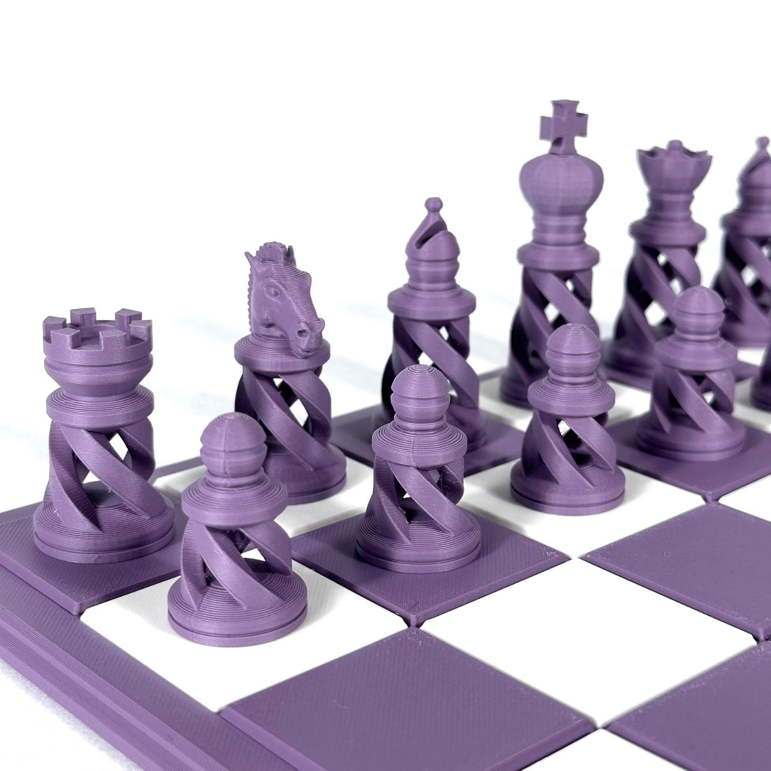 Pièces d’échecs modernes violet pastel au design ajouré en spirale – imprimées en 3D par HomeDesign74, sans plateau.