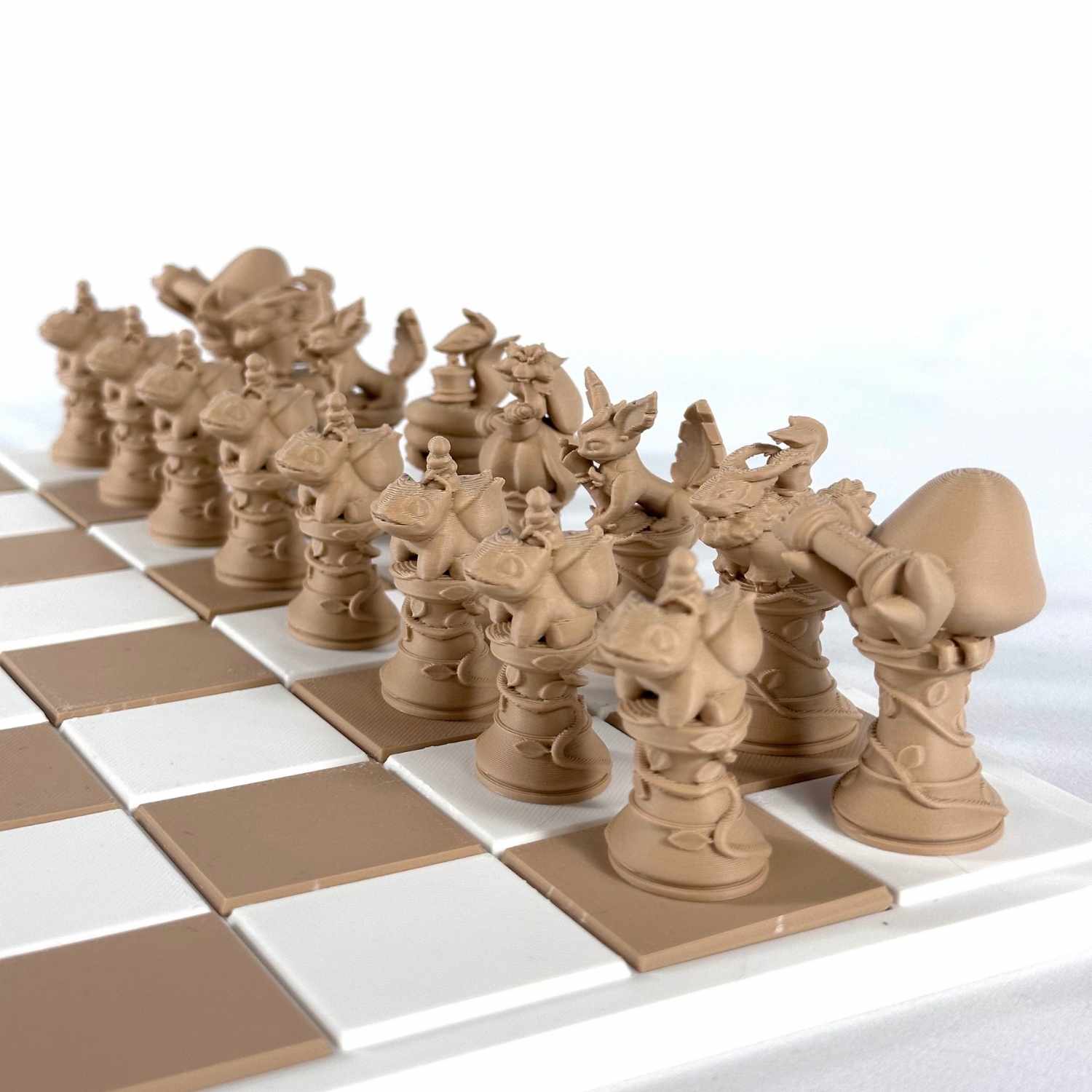 Ensemble complet de pièces d’échecs Pokémon couleur beige sur échiquier noir et blanc moderne.