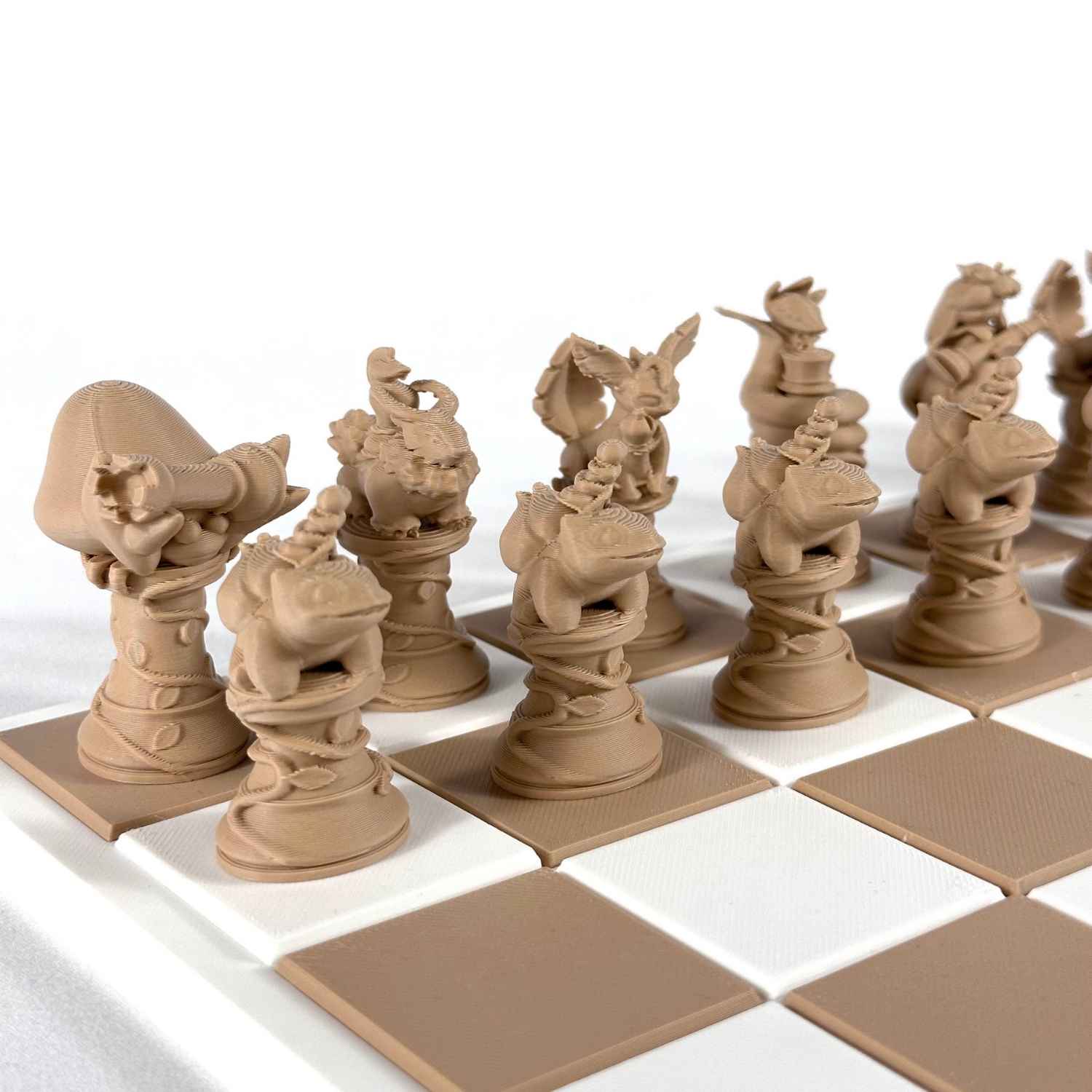 Jeu d’échecs Pokémon couleur beige sur un plateau noir et blanc – pièces 3D artisanales HomeDesign74.