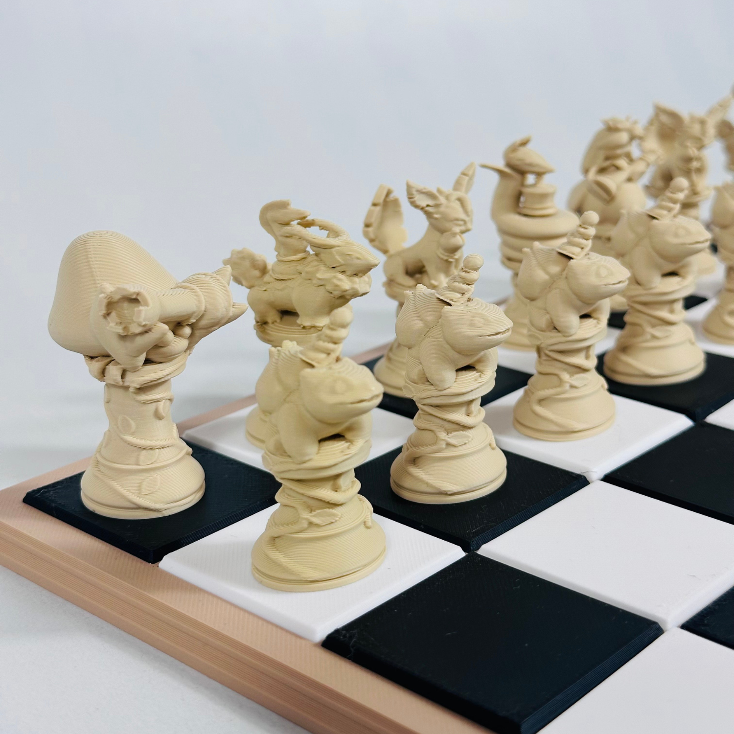 Jeu d’échecs Pokémon couleur beige sur un plateau noir et blanc – pièces 3D artisanales HomeDesign74.