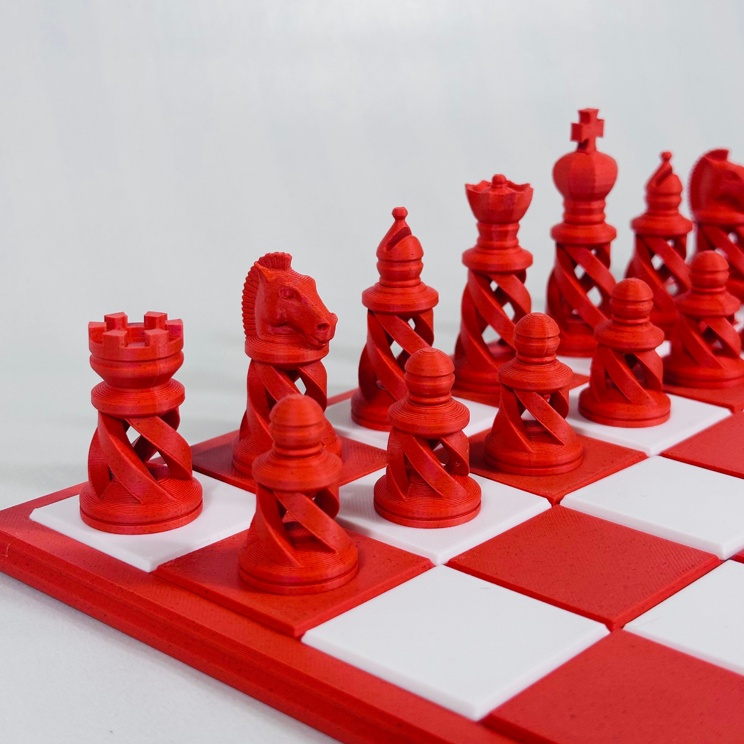 Pièces d’échecs modernes couleur brique imprimées en 3D – design ajouré en spirale, HomeDesign74.