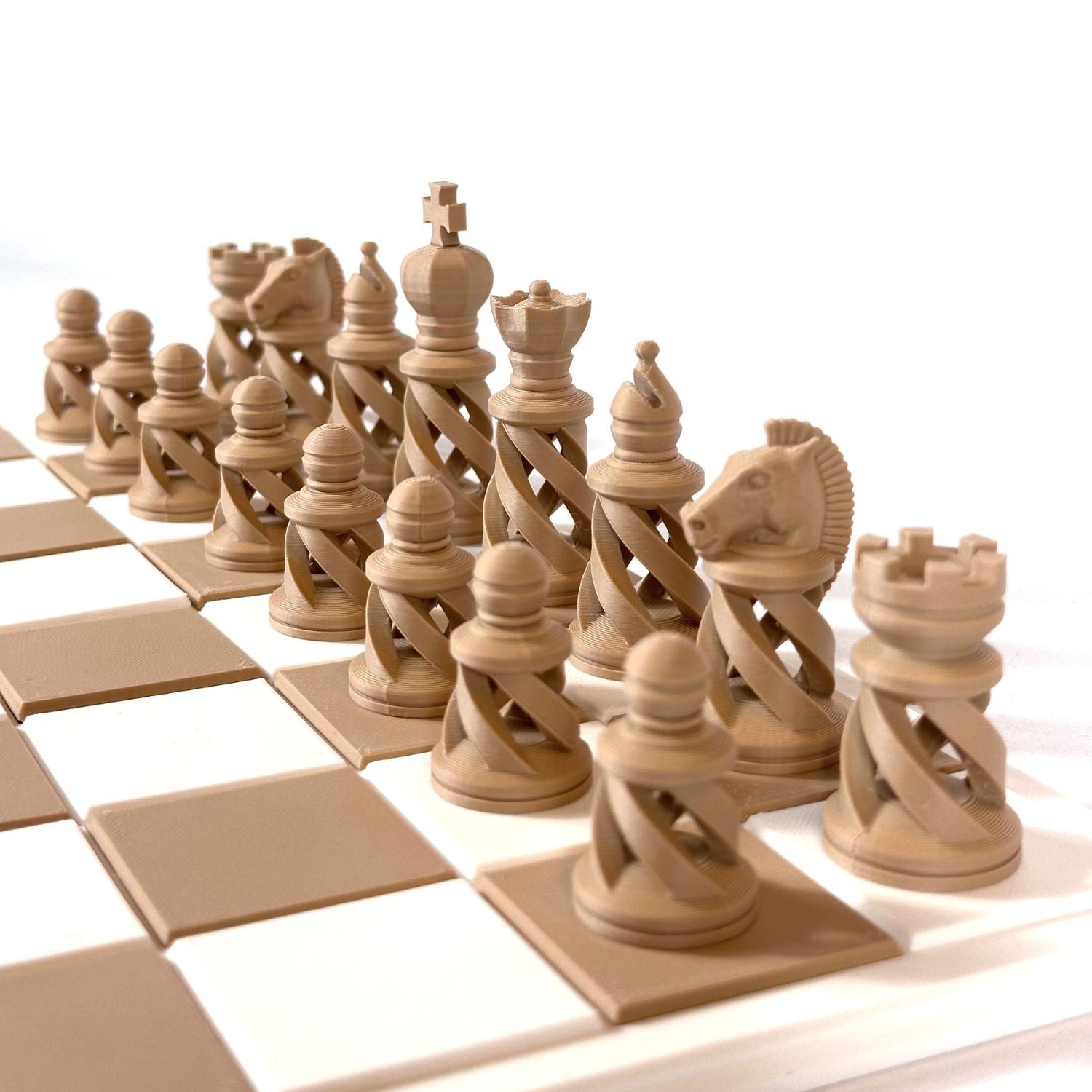 Pièces d’échecs modernes spiralées couleur beige sur échiquier taupe et blanc, impression 3D détaillée.
