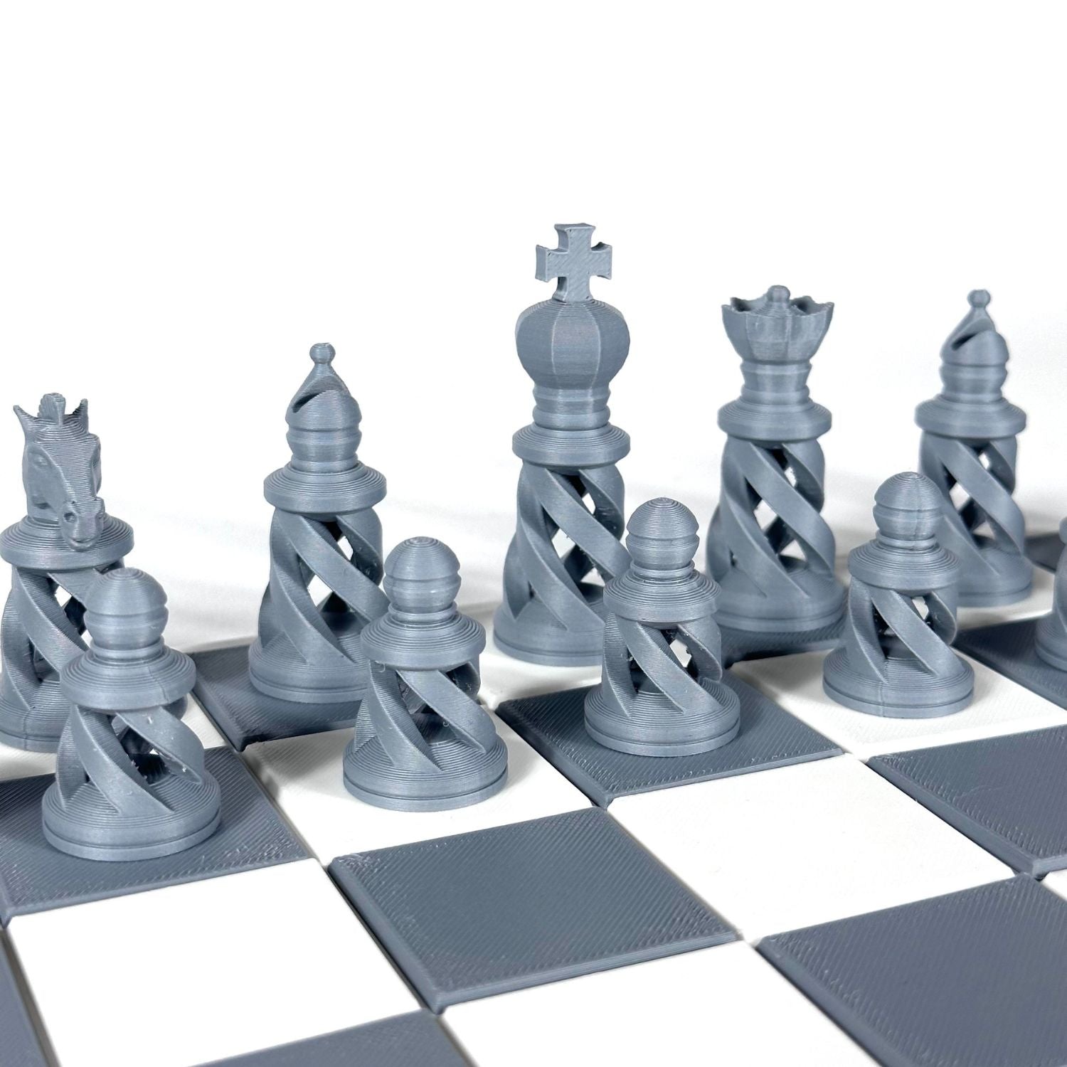 Set d’échecs gris urbain, pièces spiralées avec finition mate, style contemporain.