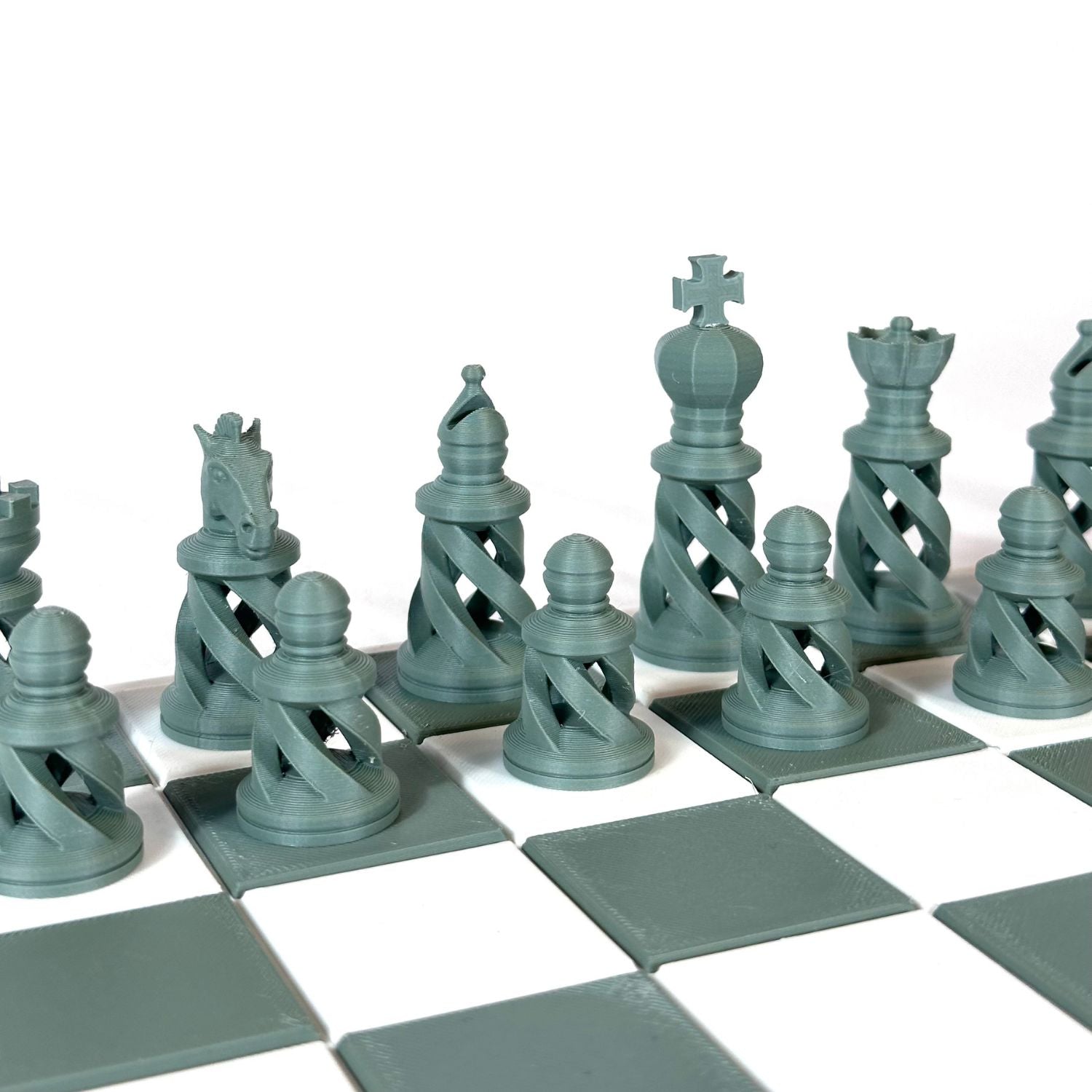 Zoom sur pièces d’échecs design vert moderne, fabrication 3D, style contemporain.