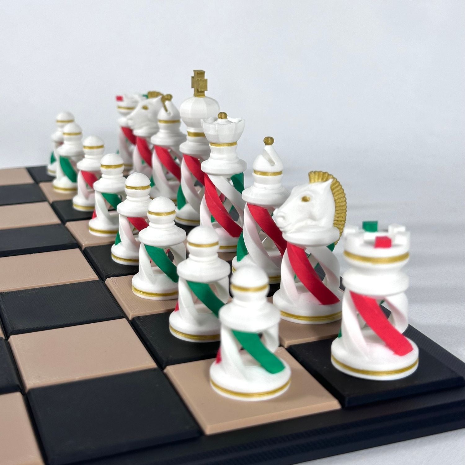 Set d’échecs design tricolore italien sur plateau moderne, pièce cheval dorée visible en avant-plan.