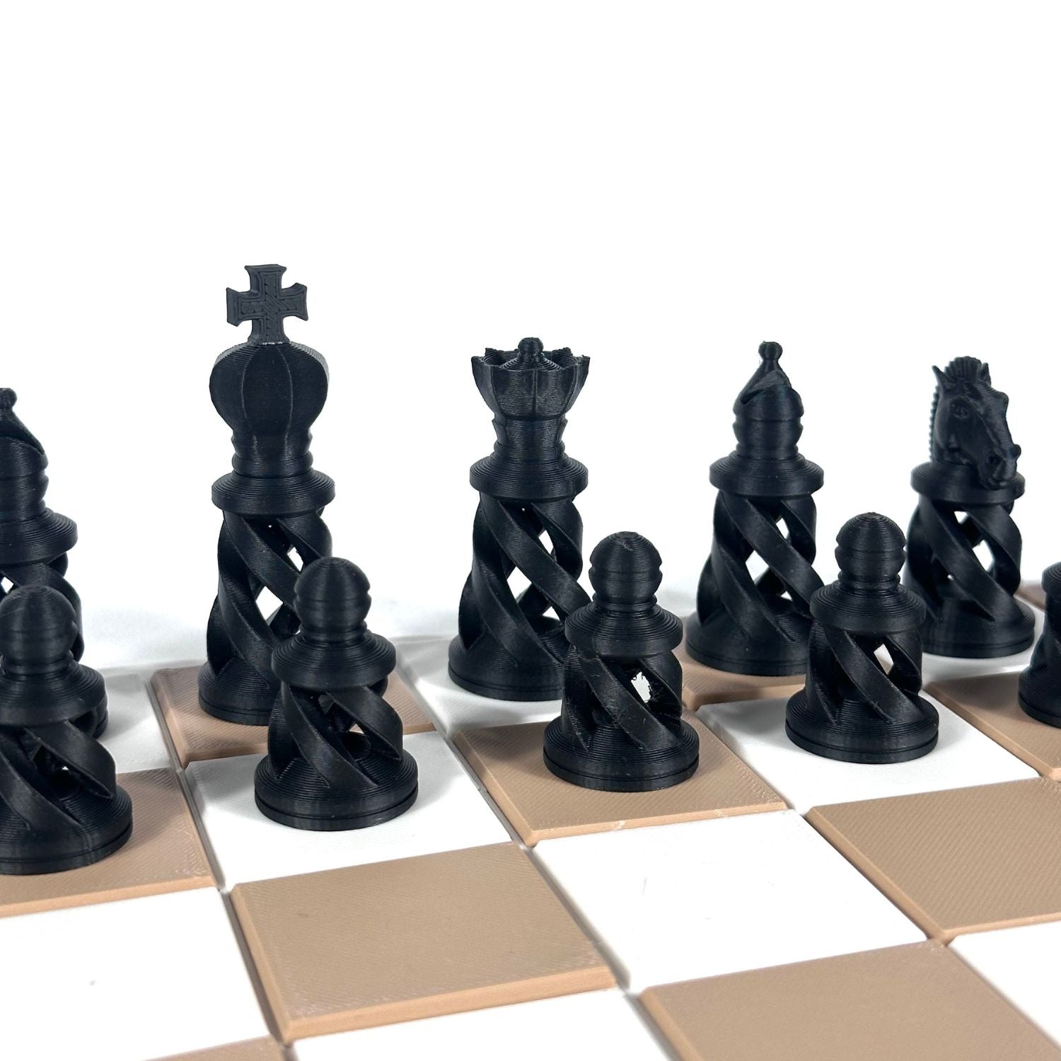 Zoom sur pièces d’échecs design noir, style contemporain et fabrication 3D détaillée.