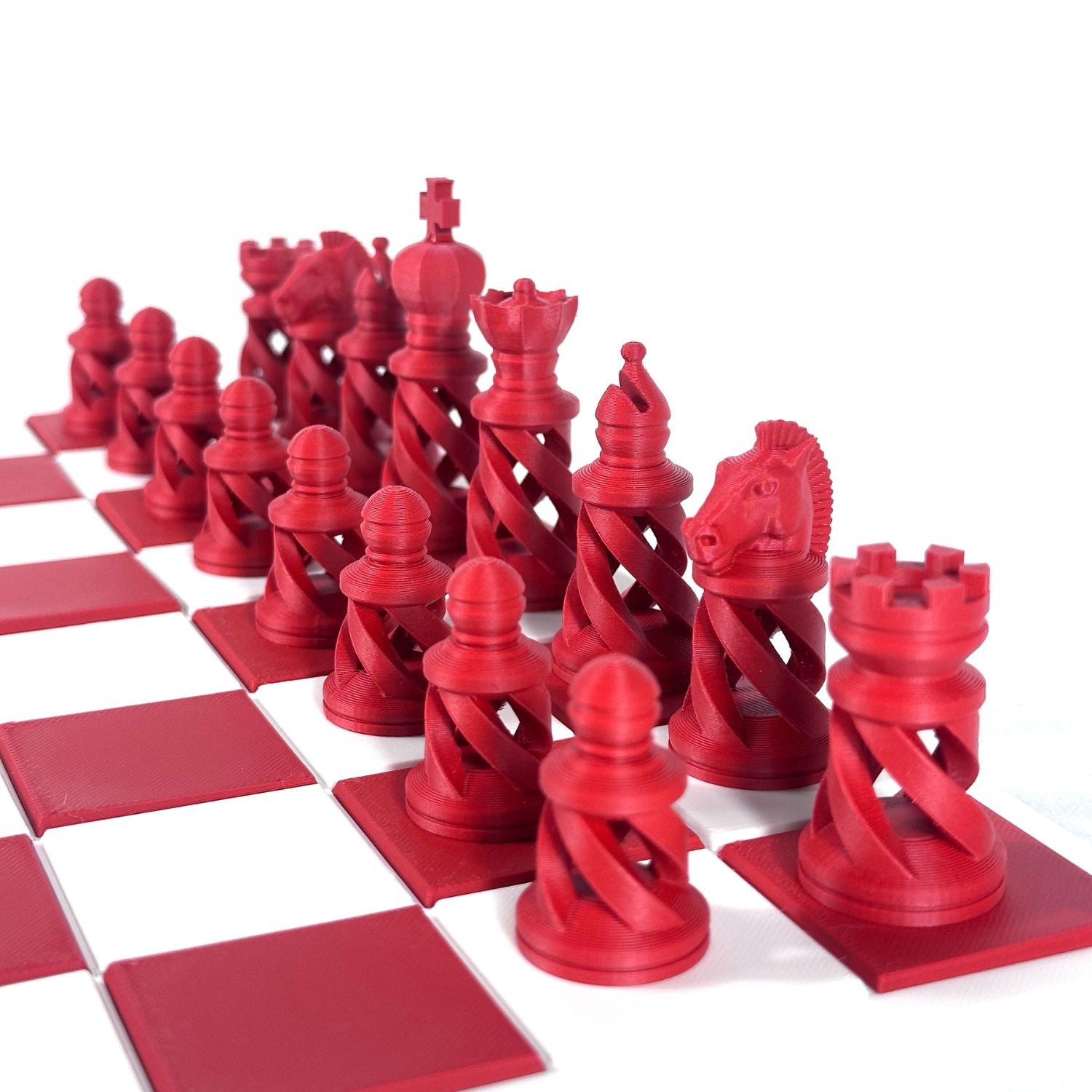 Pièces d’échecs rouges élégantes sur échiquier moderne – idée déco et jeu original.