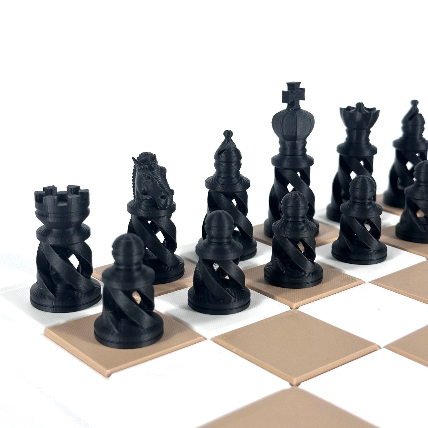 Pièces d’échecs modernes spiralées couleur noir mat sur plateau bicolore beige et blanc, impression 3D.