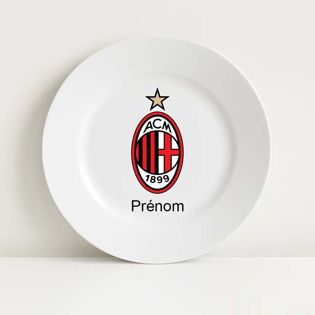 Assiette blanche incassable avec le logo du club de football AC Milan au centre, surmonté d'une étoile dorée. En dessous, le mot “Prénom” est inscrit pour personnalisation.
