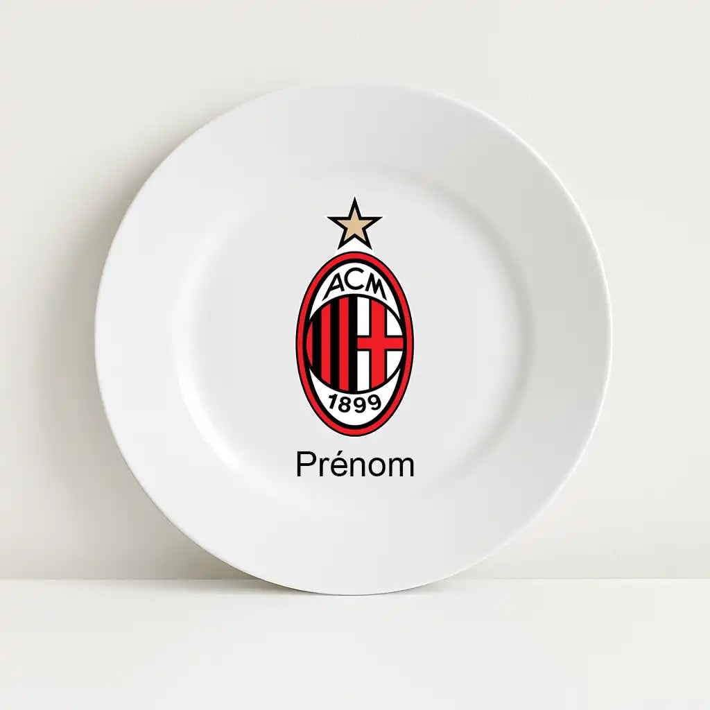Assiette blanche avec le logo du club de football AC Milan au centre, surmontant l’inscription personnalisable "Prénom".