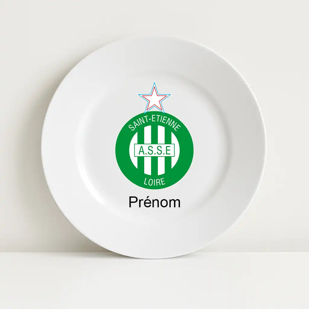 Assiette blanche avec le logo du club de football AS Saint-Etienne au centre, surmontant l’inscription personnalisable "Prénom".