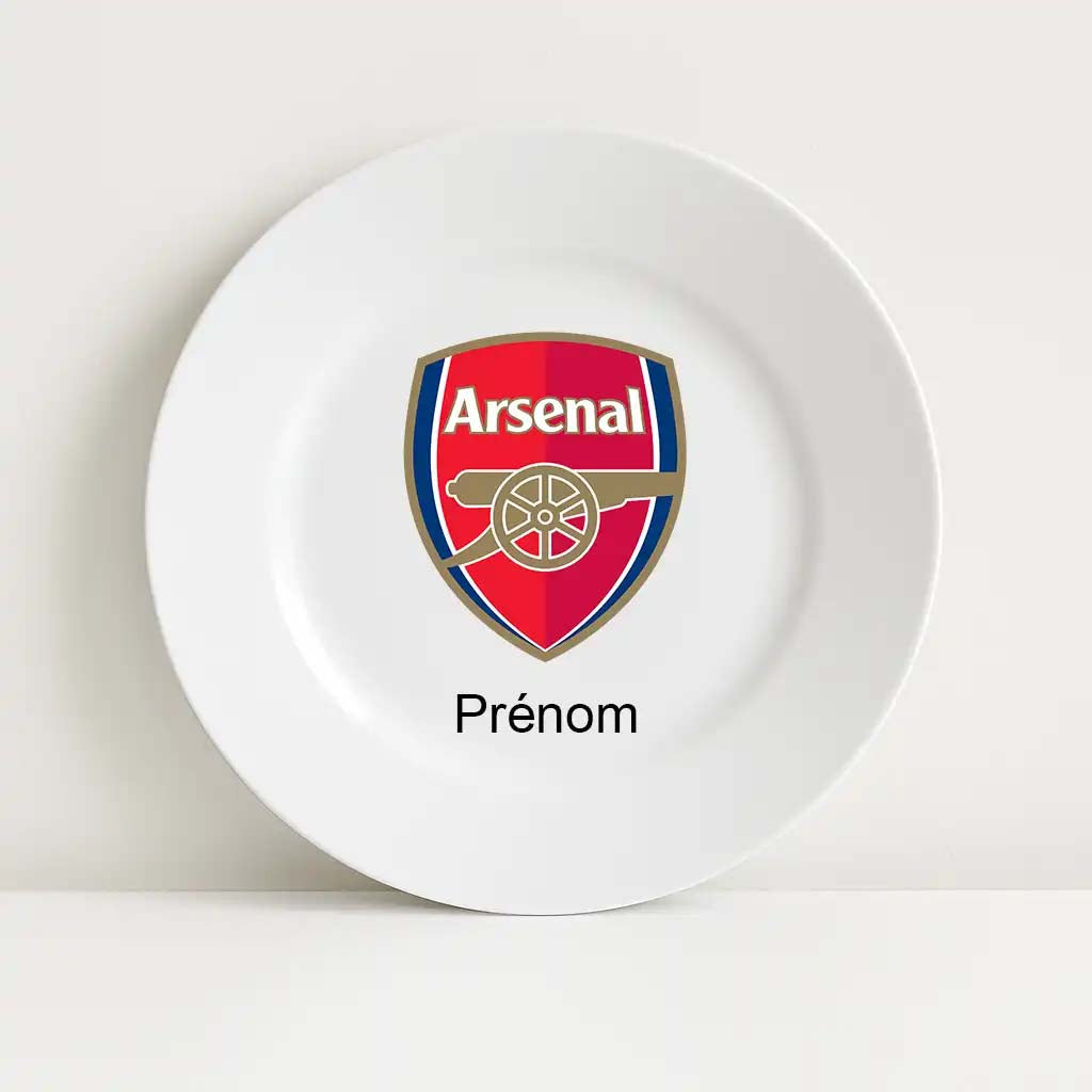Assiette blanche incassable décorée du logo officiel du club de football Arsenal, affiché en grand au centre. En dessous du logo, le mot “Prénom” est inscrit pour une personnalisation.