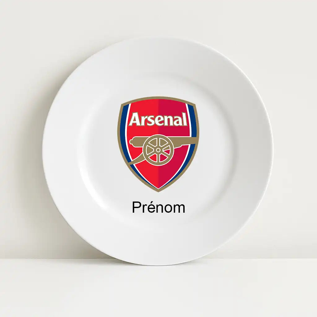 Assiette blanche avec le logo du club de football Arsenal au centre, surmontant l’inscription personnalisable "Prénom".