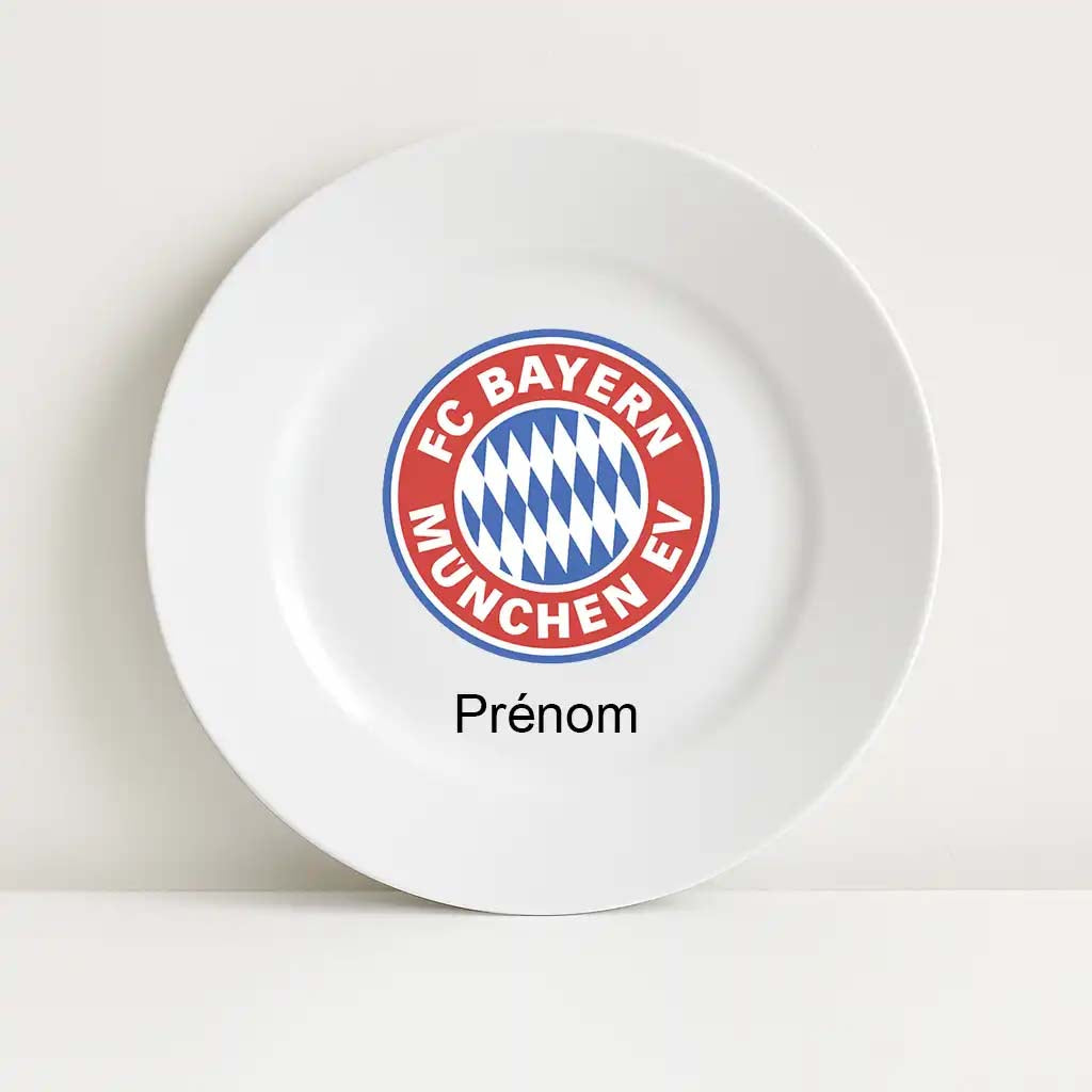 Assiette blanche incassable personnalisable, ornée du logo du club FC Bayern München EV en rouge, bleu et blanc, au centre. Le mot “Prénom” est inscrit en dessous, prévu pour être remplacé par le nom de l’enfant ou du supporter.